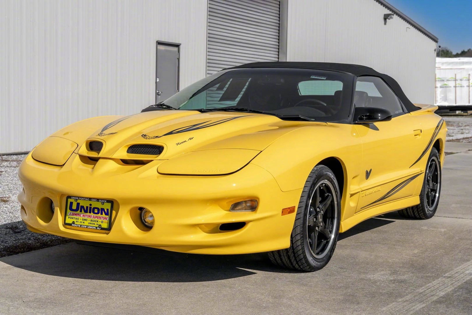 亚克是美国通用汽车公司旗下品牌之一,国内也称为庞蒂克粤语译名潘迪