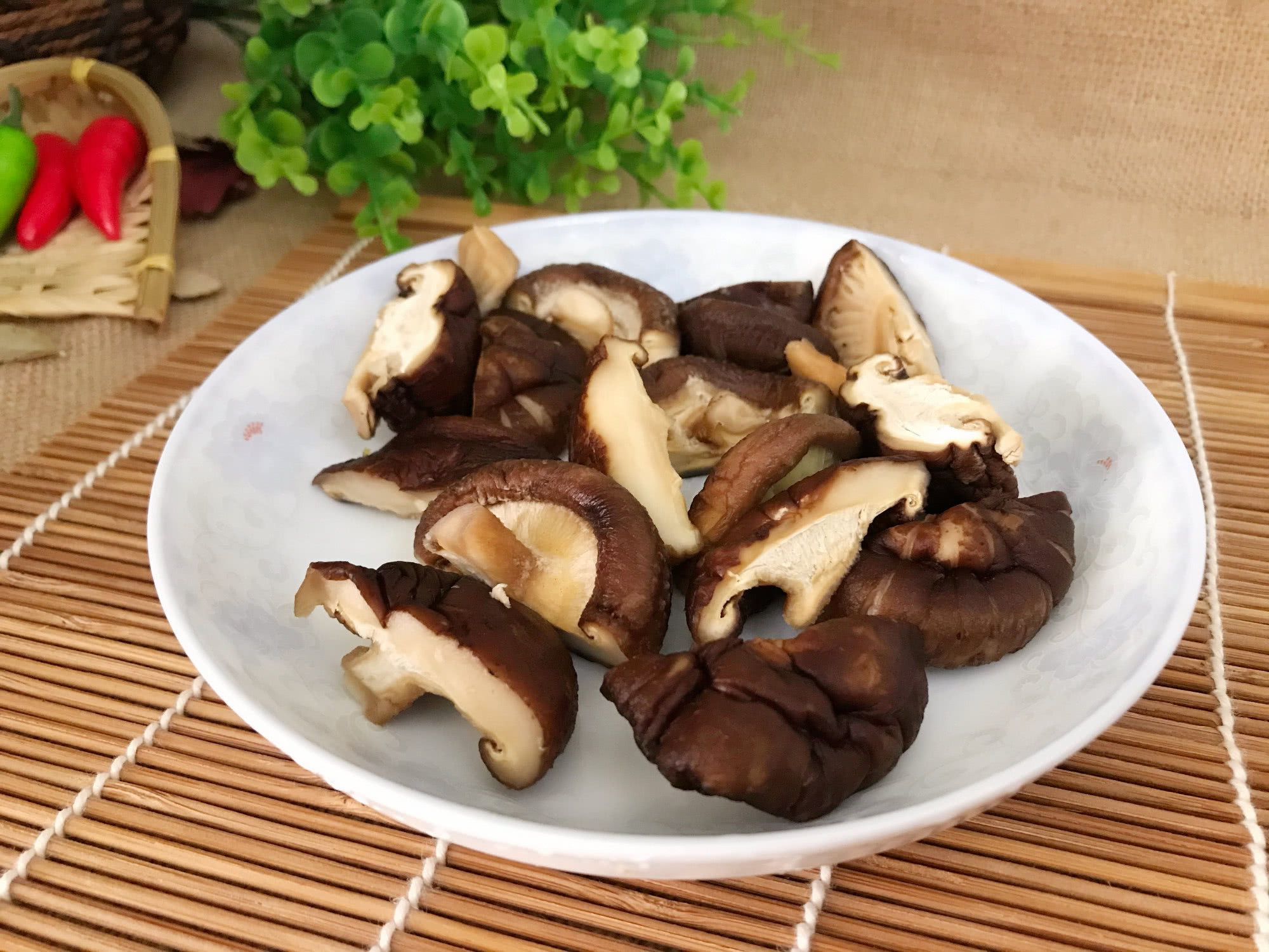 美味的榨菜香菇炒卷心菜