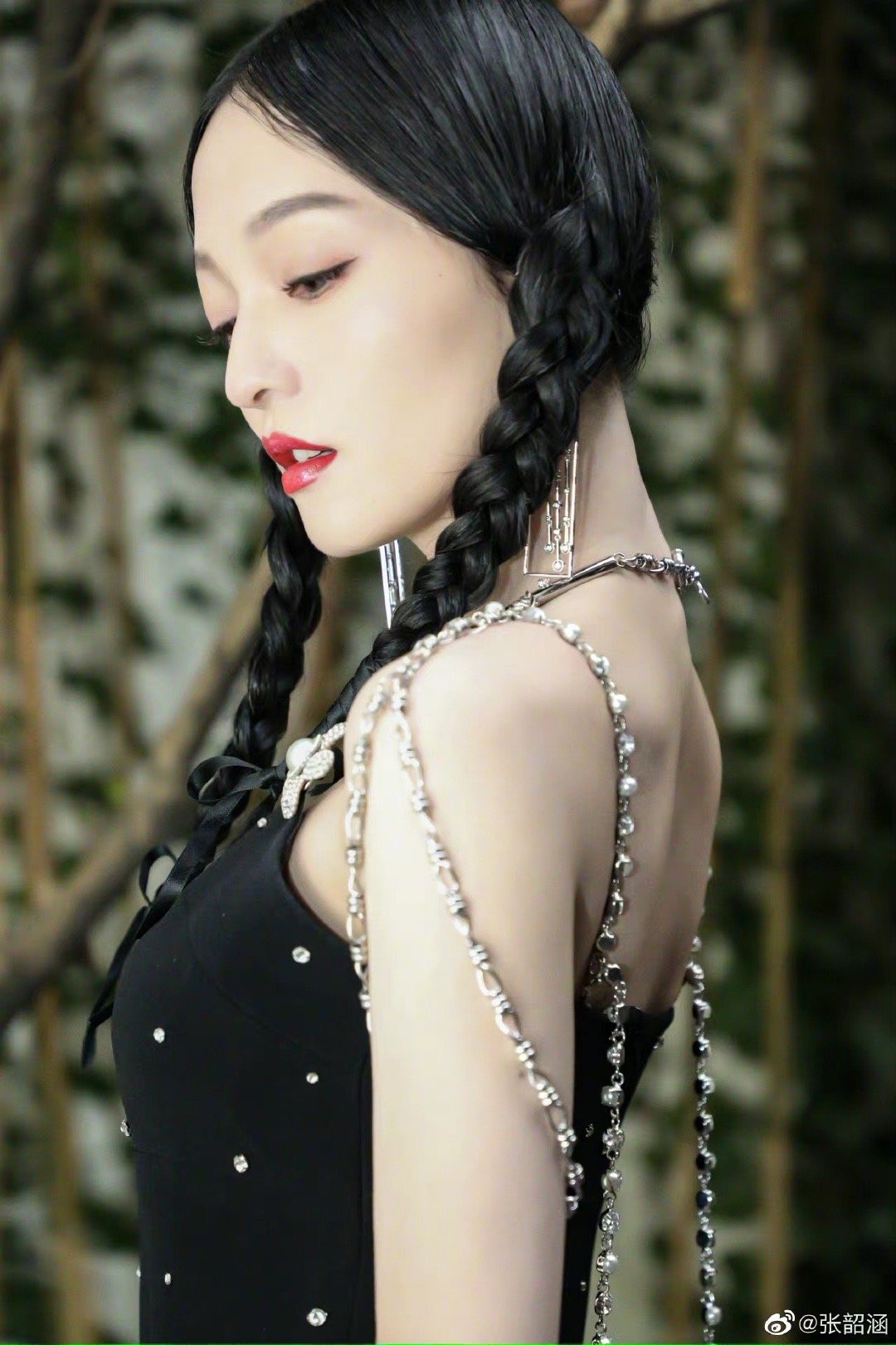 冻龄女神涵涵子一身黑色闪钻公主裙,再次美出新高度!