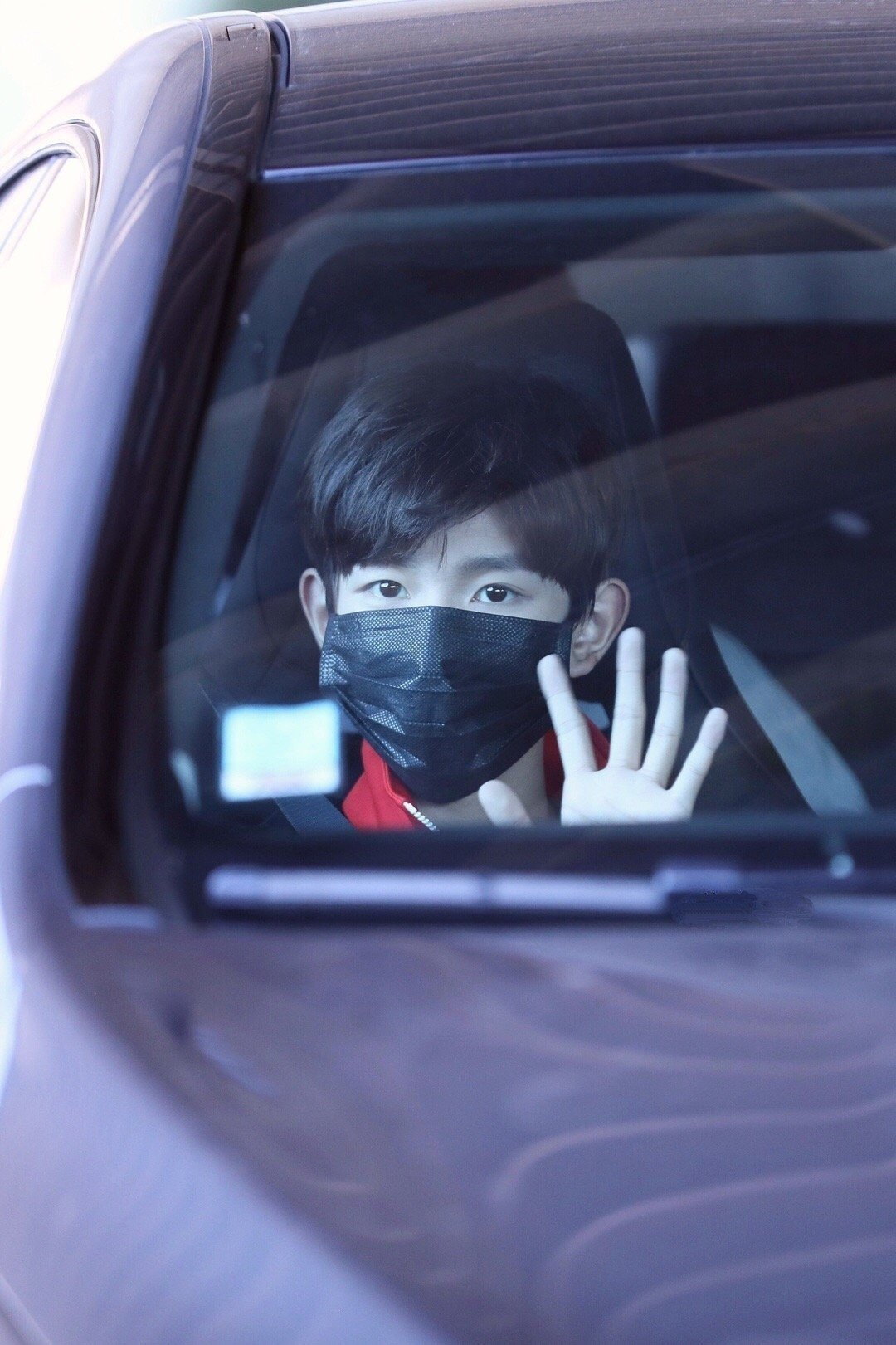 王源的刘海像墨镜,录制音乐综艺,一直在音乐道路上坚持着__财经头条