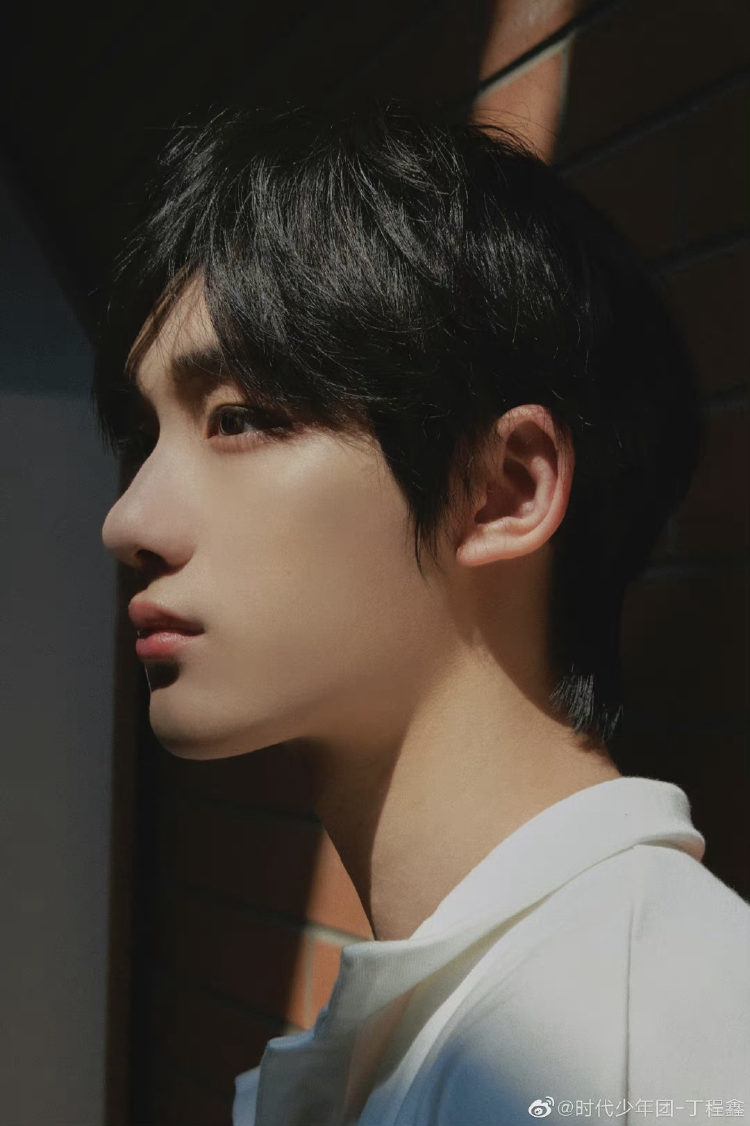 丁程鑫微博更新 抖了抖相册…大家周二快乐!__财经头条