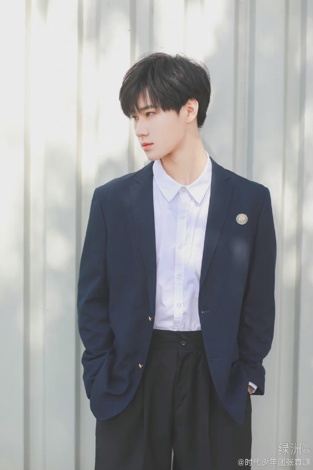 张真源银白西装造型好帅啊,很绅士,张真源与西装太适配了