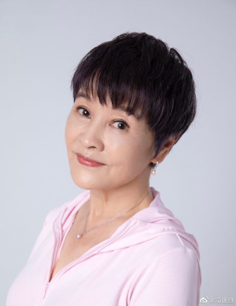 冯远征晒照为大9岁妻子梁丹妮庆生一直可爱下去