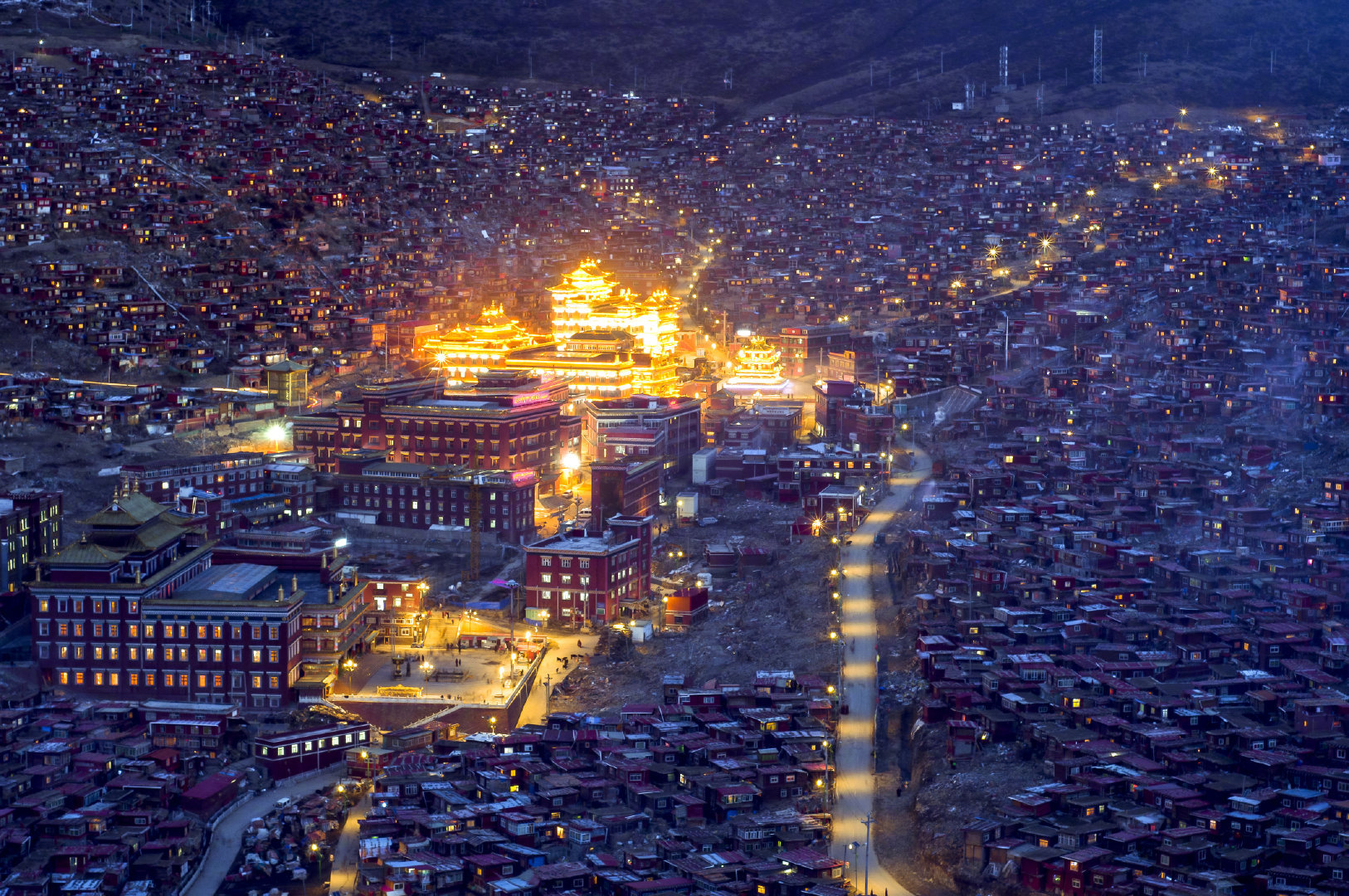 色达夜景,色达是《格萨尔王传》的发祥地之一……__财经头条