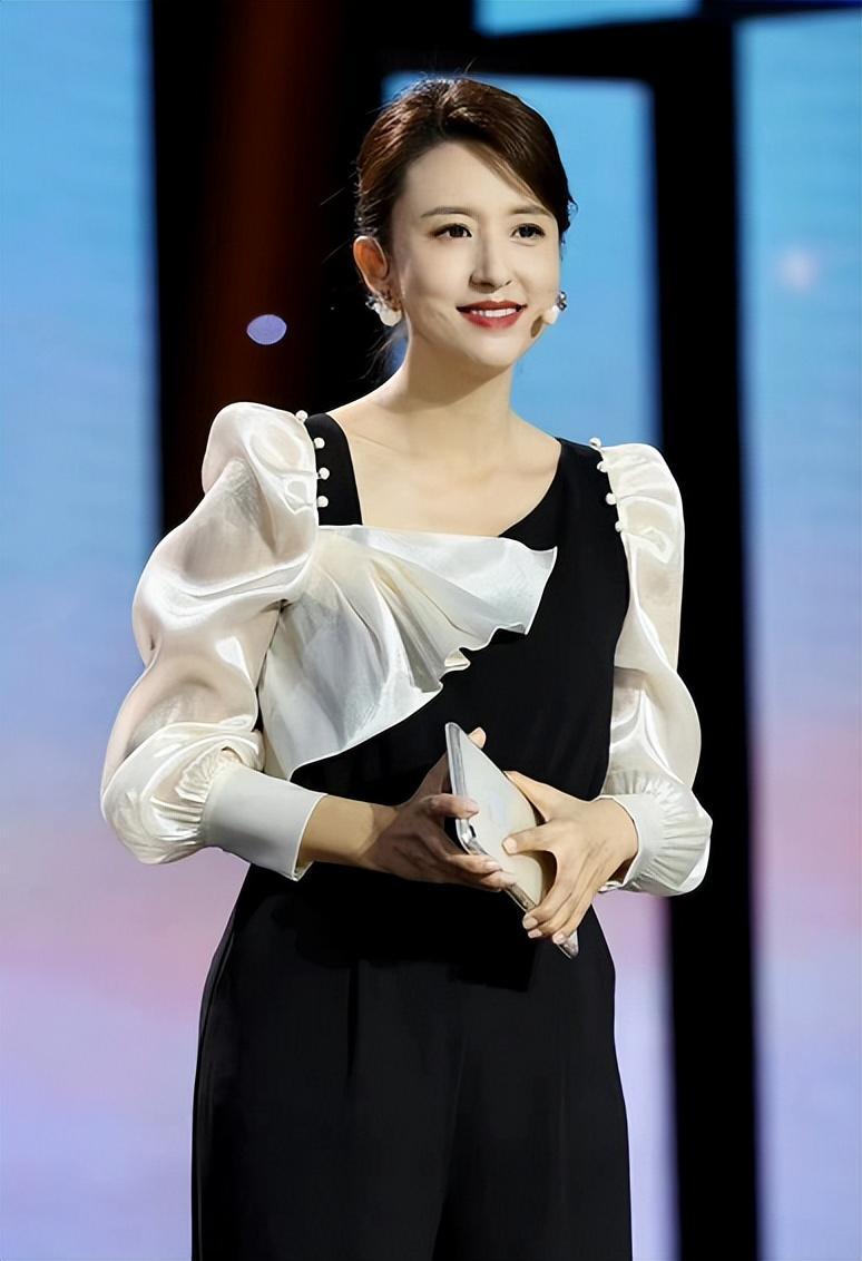 张蕾气质太好了,实力演绎主持人姿态,泡泡袖设计超吸晴|造型|泡泡袖|张蕾_新浪新闻