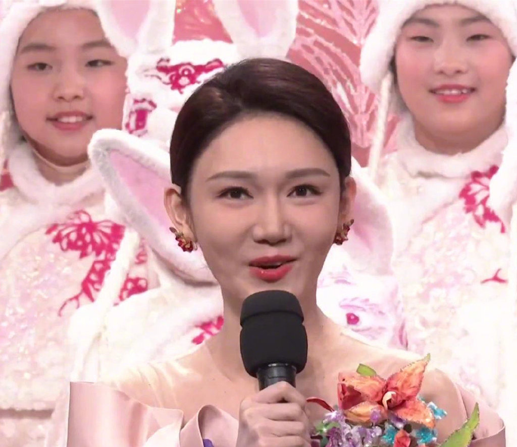 春晚女主持状态:龙洋站稳C位,马凡舒破音,新人王嘉宁表现不俗|春晚|马凡舒|王嘉宁_新浪新闻