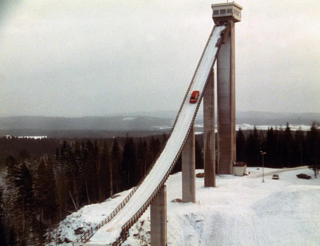 这正是对奥迪100 cs登上芬兰开普拉滑雪跳台的经典一幕最好的致敬奥迪