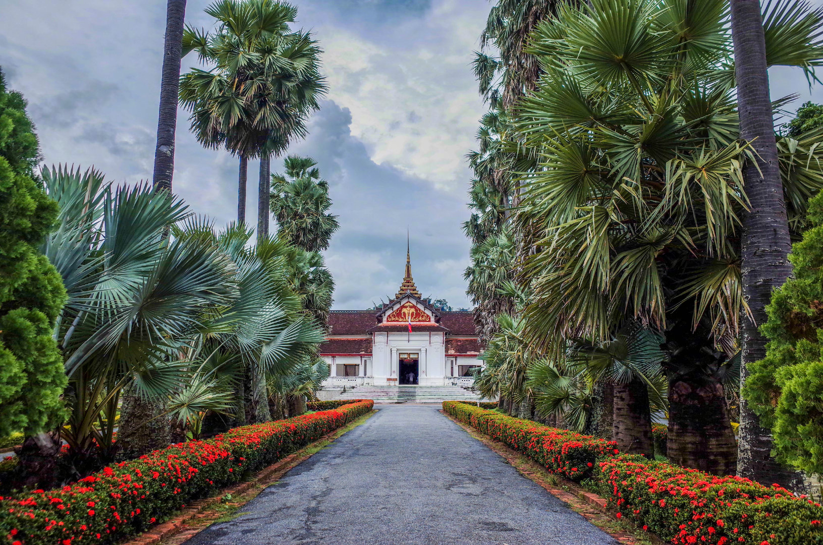 老挝琅勃拉邦是一个精致的古色古香的小山城