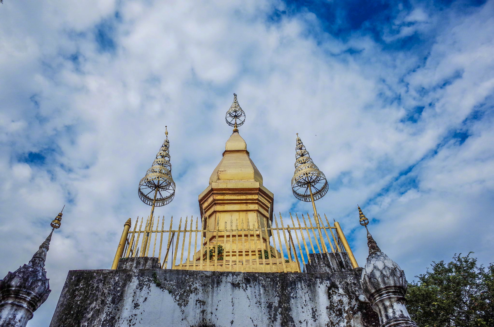 老挝琅勃拉邦是一个精致的古色古香的小山城