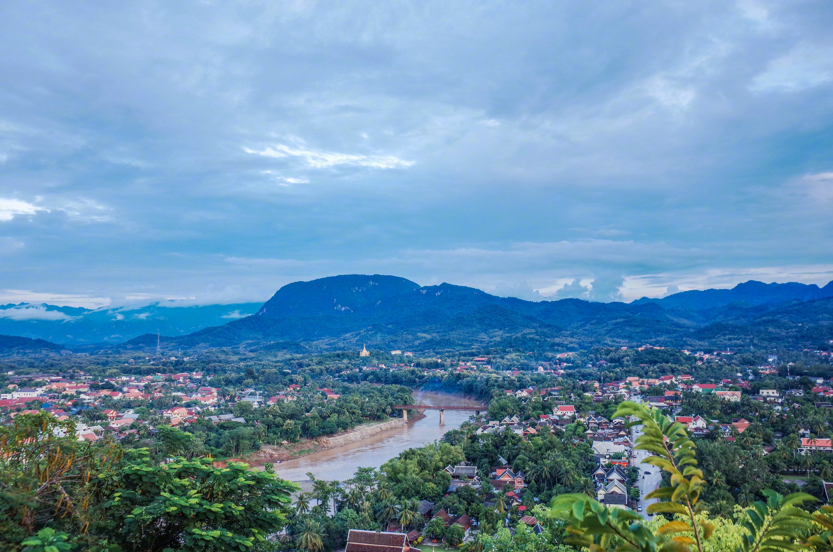 老挝琅勃拉邦是一个精致的古色古香的小山城