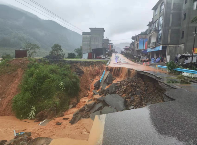 【警徽闪耀抗洪防汛一线】贵州公安：风雨中坚守的“浇”警，致敬最勇敢的“逆行者”休闲区蓝鸢梦想 - Www.slyday.coM