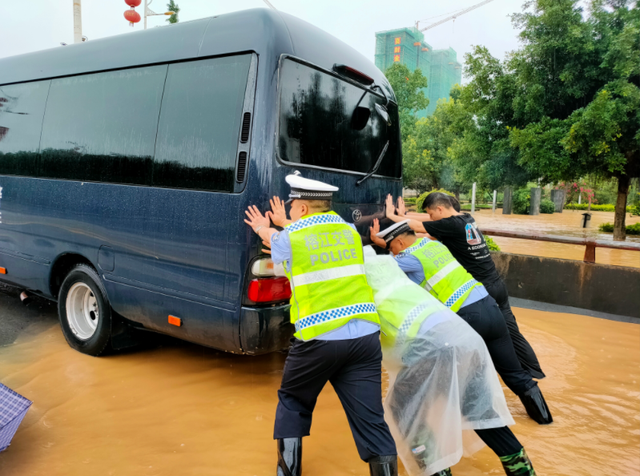 【警徽闪耀抗洪防汛一线】贵州公安：风雨中坚守的“浇”警，致敬最勇敢的“逆行者”休闲区蓝鸢梦想 - Www.slyday.coM