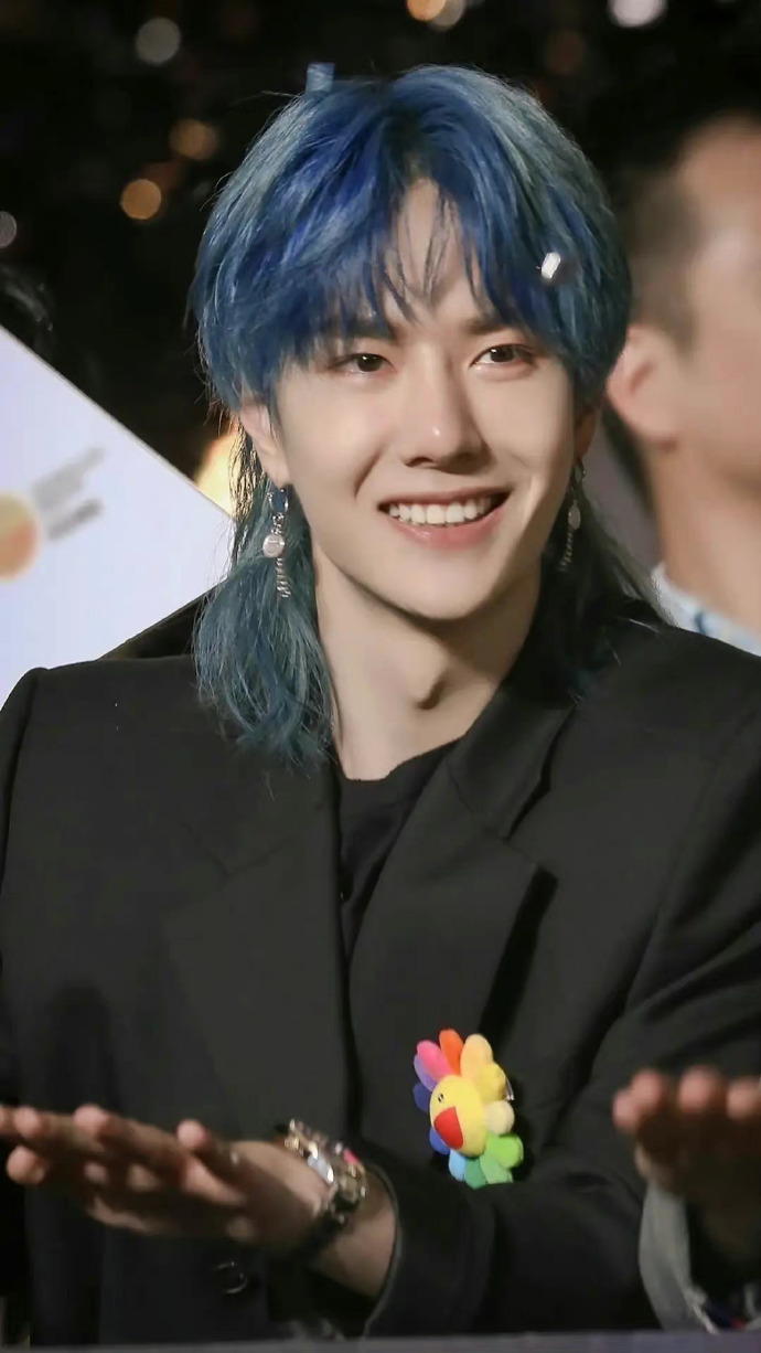 蔡徐坤,王一博,鹿晗同款蓝色头发……|蔡徐坤|王一博|鹿晗_新浪新闻