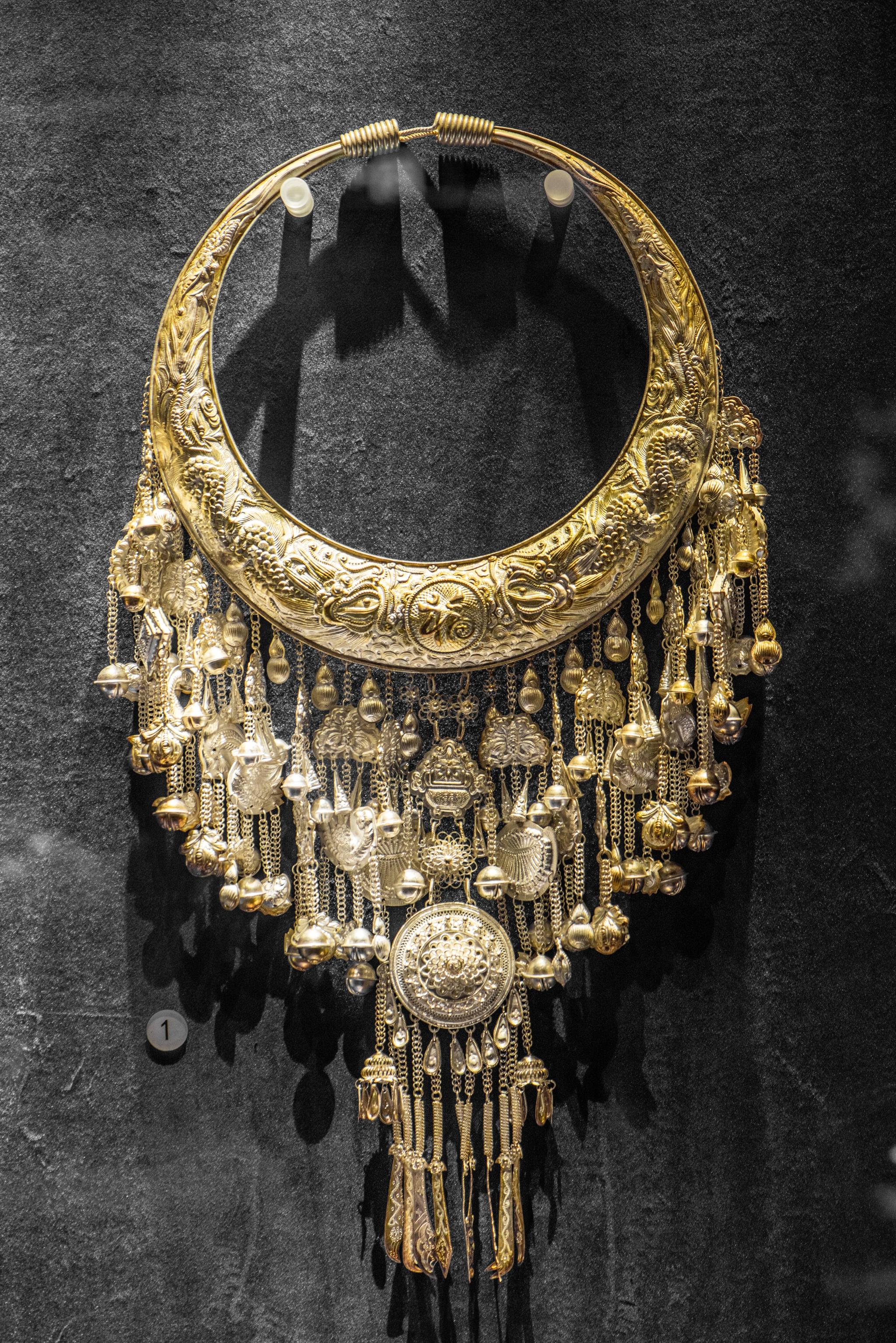 贵州民族博物馆藏· 苗族双龙抢宝纹响铃银项圈_高清图集_新浪网