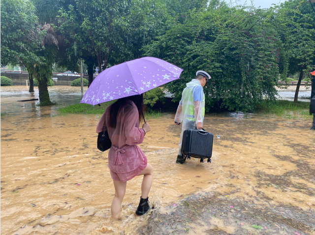【警徽闪耀抗洪防汛一线】贵州公安:风雨中坚守的“浇”警,致敬最勇敢的“逆行者”休闲区蓝鸢梦想 - Www.slyday.coM 【警徽闪耀抗洪防汛一线】贵州公安:风雨中坚守的“浇”警,致敬最勇敢的“逆行者”休闲区蓝鸢梦想 - Www.slyday.coM