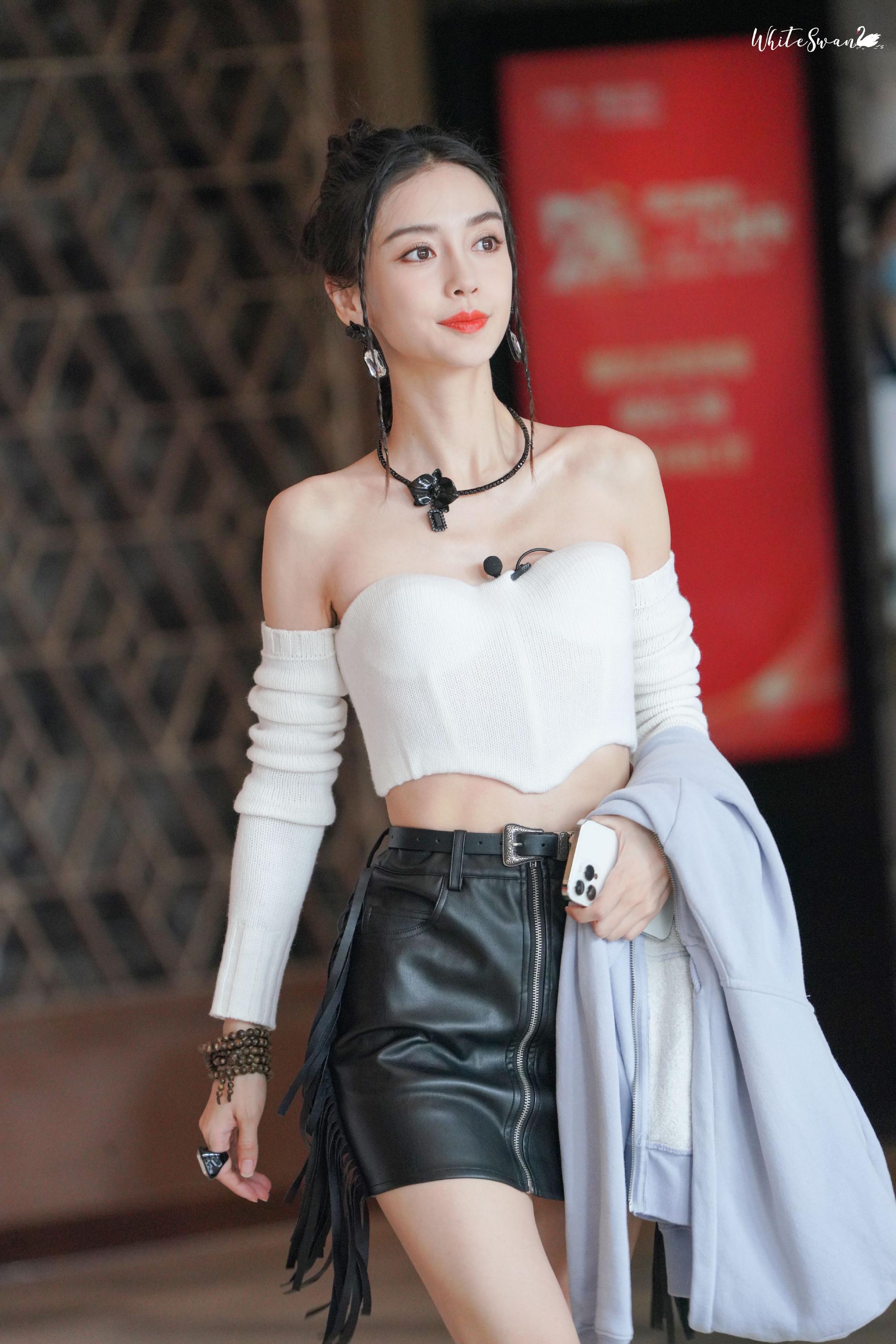2/ 9angelababy今日录制路透,身穿白色抹胸毛衣好美啊,这锁骨,腰,大