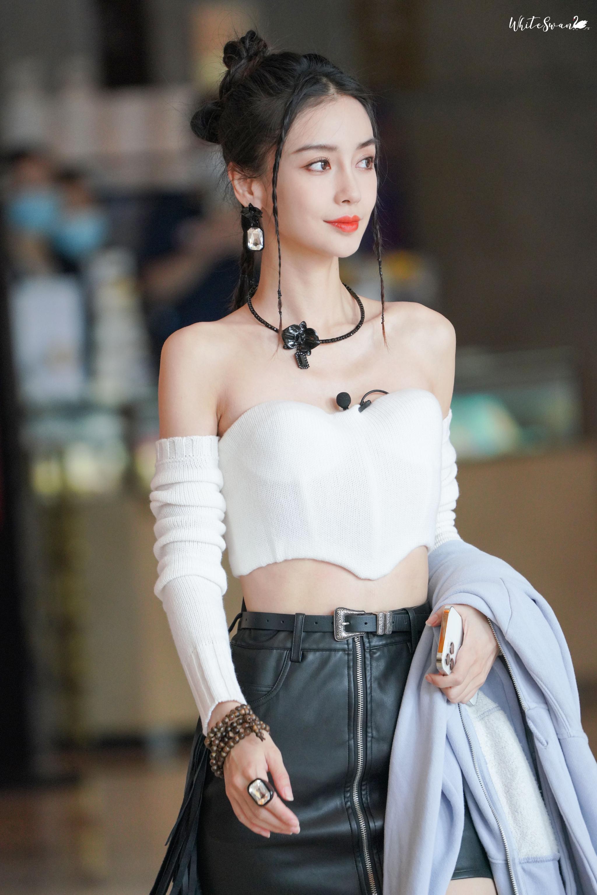 angelababy今日录制路透身穿白色抹胸毛衣好美啊
