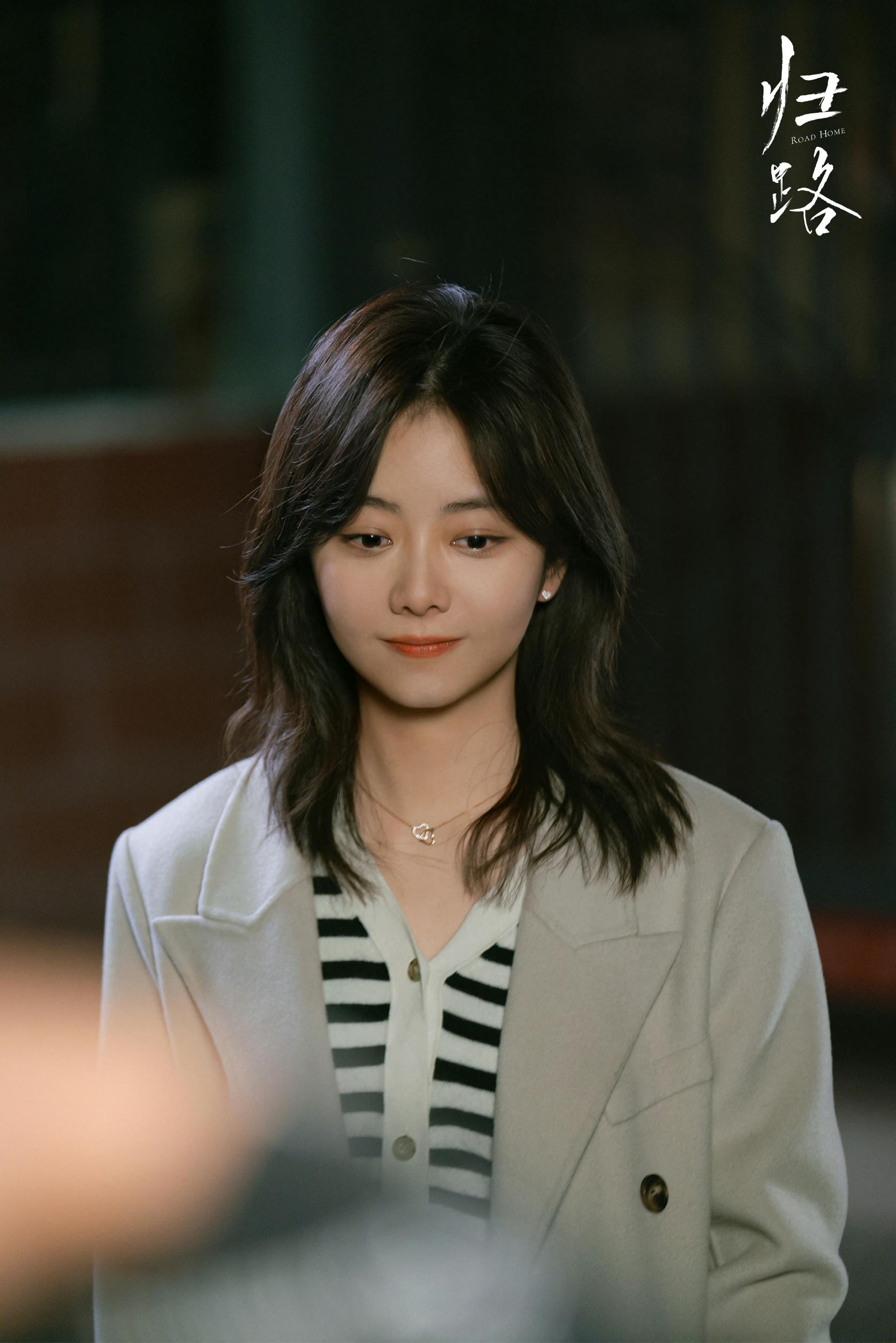 谭松韵|归路剧照 心结解开的归晓,连笑容都更明媚了几分