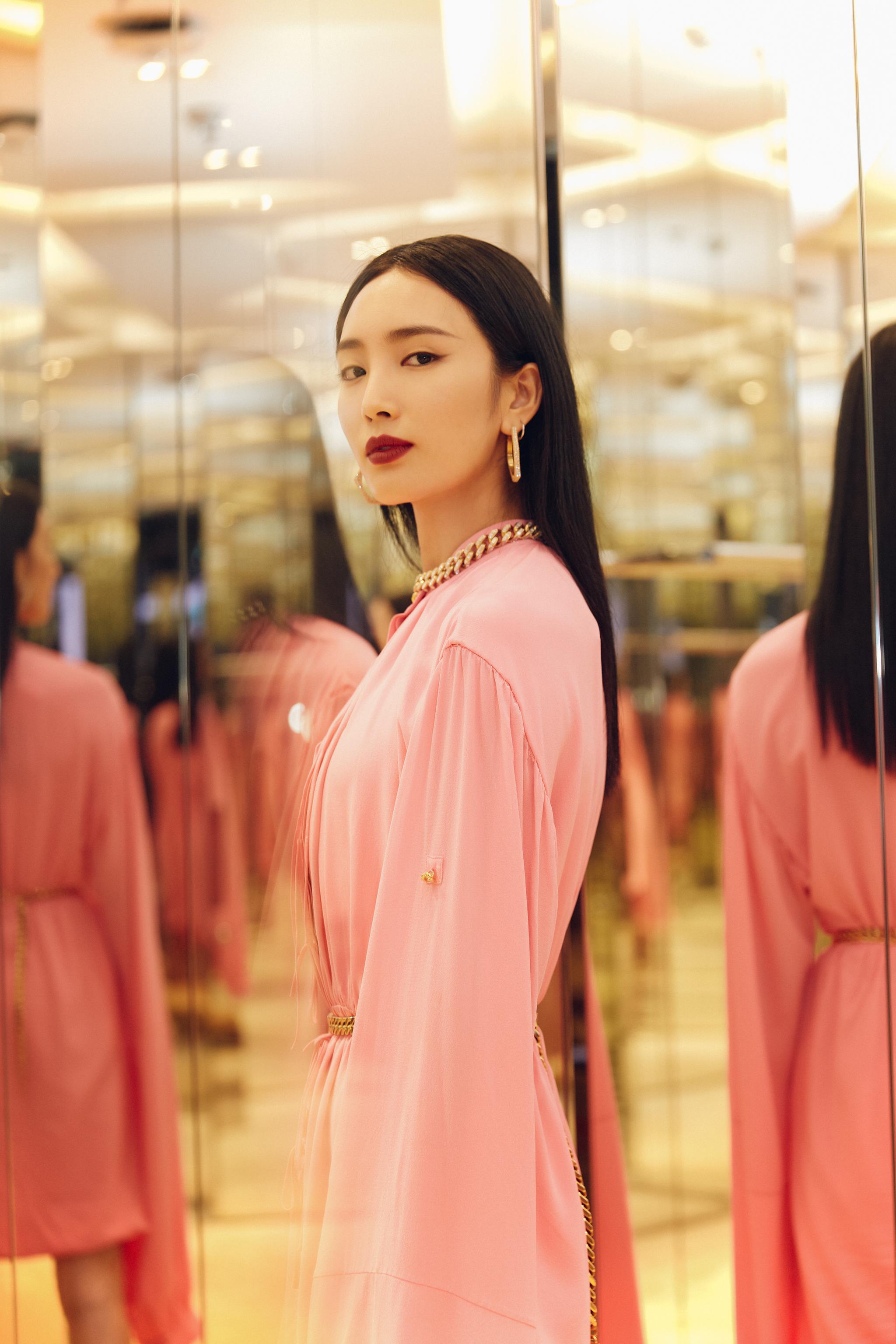 确认过眼神,是能驾驭芭比粉的人.独特的镂空翻折设计