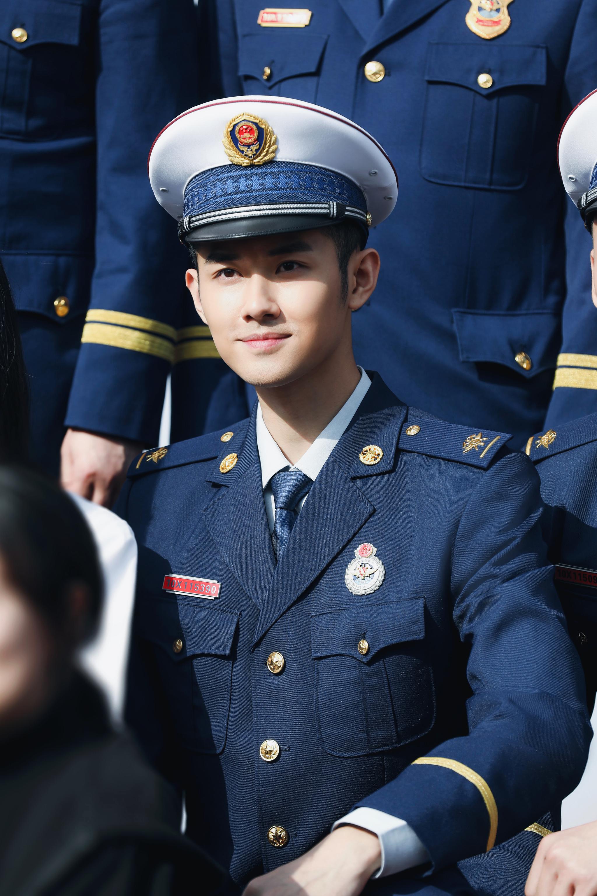 现身开机仪式,身着"火焰蓝"消防制服帅气亮相
