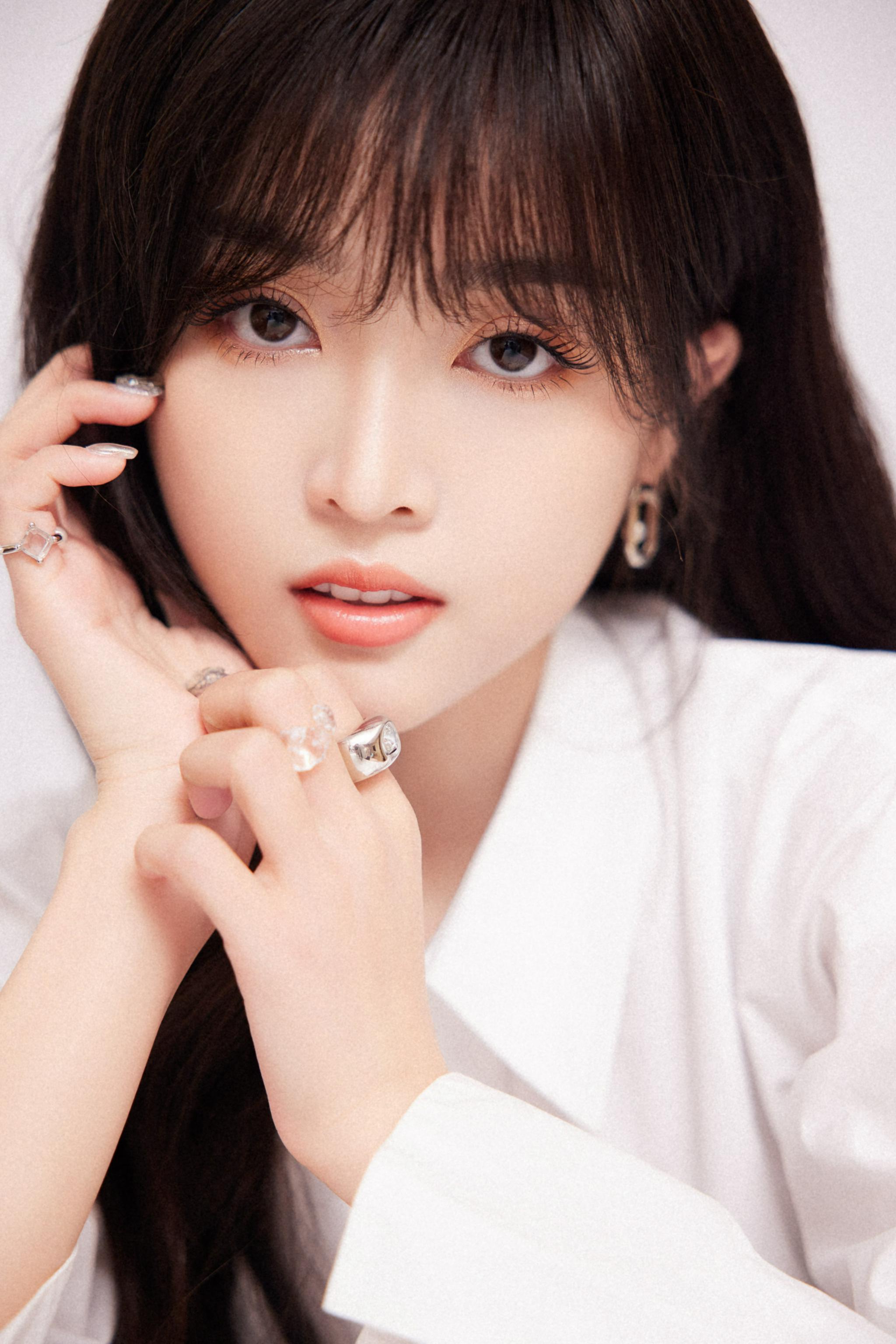 吴宣仪直播活动造型大片白衬衫搭配卡其色裤子