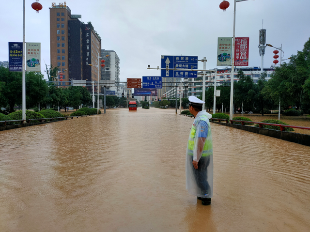 【警徽闪耀抗洪防汛一线】贵州公安:风雨中坚守的“浇”警,致敬最勇敢的“逆行者”休闲区蓝鸢梦想 - Www.slyday.coM 【警徽闪耀抗洪防汛一线】贵州公安:风雨中坚守的“浇”警,致敬最勇敢的“逆行者”休闲区蓝鸢梦想 - Www.slyday.coM