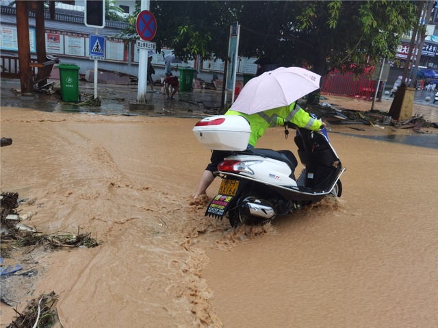 【警徽闪耀抗洪防汛一线】贵州公安:风雨中坚守的“浇”警,致敬最勇敢的“逆行者”休闲区蓝鸢梦想 - Www.slyday.coM 【警徽闪耀抗洪防汛一线】贵州公安:风雨中坚守的“浇”警,致敬最勇敢的“逆行者”休闲区蓝鸢梦想 - Www.slyday.coM
