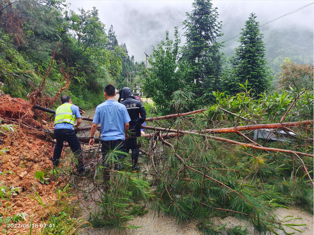 【警徽闪耀抗洪防汛一线】贵州公安:风雨中坚守的“浇”警,致敬最勇敢的“逆行者”休闲区蓝鸢梦想 - Www.slyday.coM 【警徽闪耀抗洪防汛一线】贵州公安:风雨中坚守的“浇”警,致敬最勇敢的“逆行者”休闲区蓝鸢梦想 - Www.slyday.coM