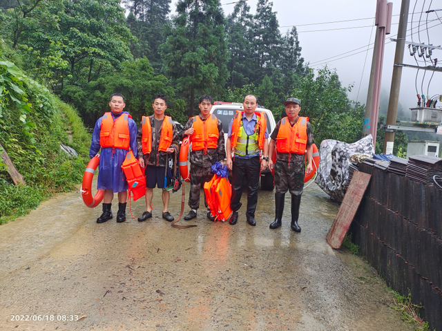 【警徽闪耀抗洪防汛一线】贵州公安:风雨中坚守的“浇”警,致敬最勇敢的“逆行者”休闲区蓝鸢梦想 - Www.slyday.coM 【警徽闪耀抗洪防汛一线】贵州公安:风雨中坚守的“浇”警,致敬最勇敢的“逆行者”休闲区蓝鸢梦想 - Www.slyday.coM