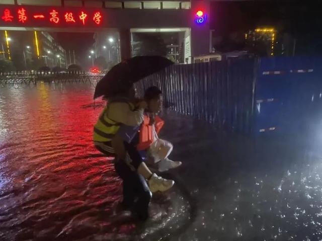 【警徽闪耀抗洪防汛一线】贵州公安:风雨中坚守的“浇”警,致敬最勇敢的“逆行者”休闲区蓝鸢梦想 - Www.slyday.coM 【警徽闪耀抗洪防汛一线】贵州公安:风雨中坚守的“浇”警,致敬最勇敢的“逆行者”休闲区蓝鸢梦想 - Www.slyday.coM