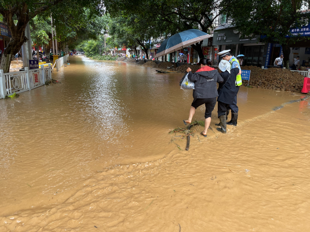 【警徽闪耀抗洪防汛一线】贵州公安:风雨中坚守的“浇”警,致敬最勇敢的“逆行者”休闲区蓝鸢梦想 - Www.slyday.coM 【警徽闪耀抗洪防汛一线】贵州公安:风雨中坚守的“浇”警,致敬最勇敢的“逆行者”休闲区蓝鸢梦想 - Www.slyday.coM