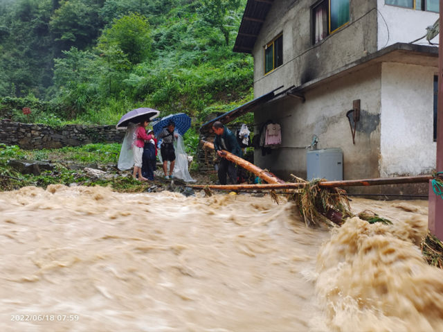 【警徽闪耀抗洪防汛一线】贵州公安:风雨中坚守的“浇”警,致敬最勇敢的“逆行者”休闲区蓝鸢梦想 - Www.slyday.coM 【警徽闪耀抗洪防汛一线】贵州公安:风雨中坚守的“浇”警,致敬最勇敢的“逆行者”休闲区蓝鸢梦想 - Www.slyday.coM