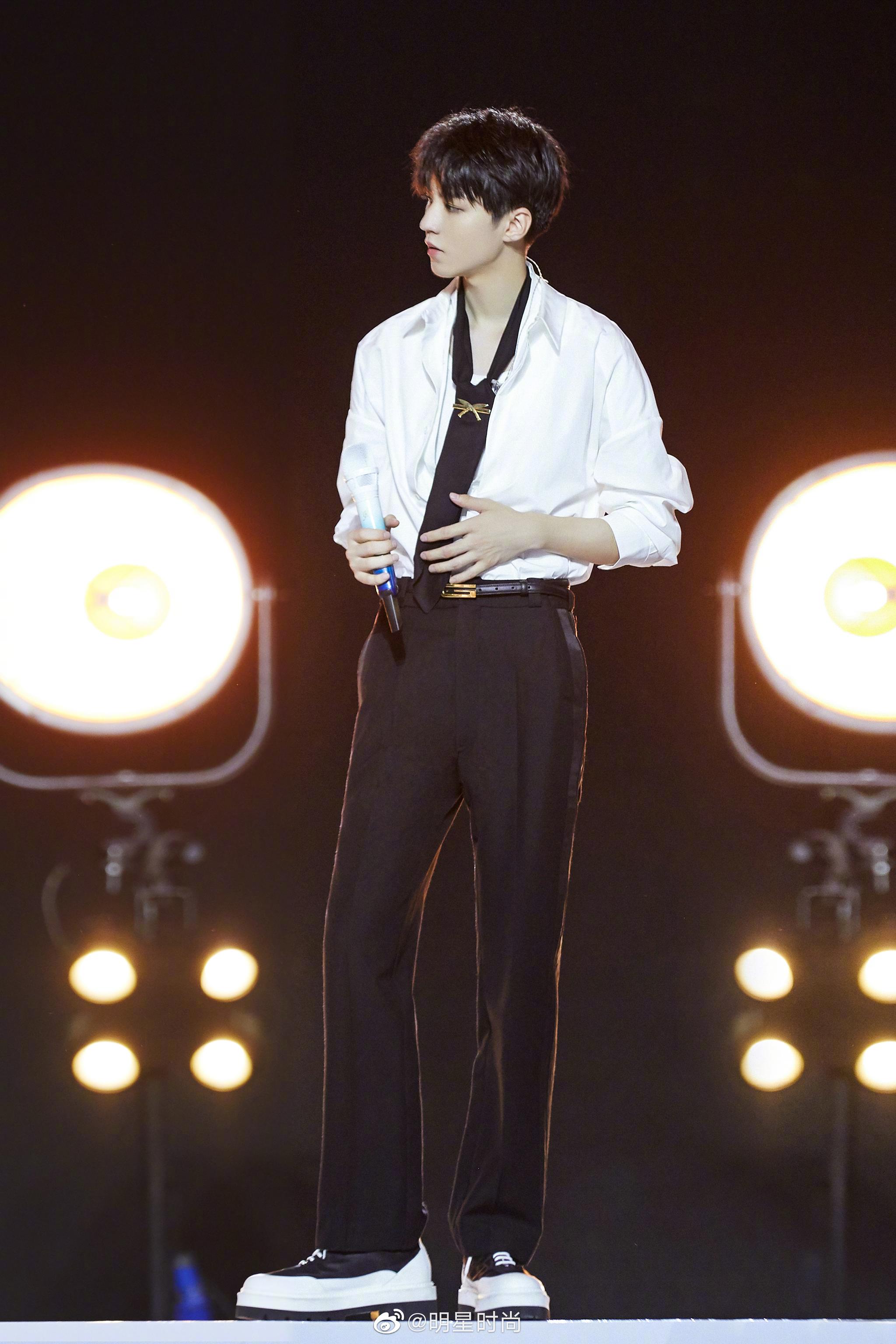 王俊凯新造型,他身穿白衬衫搭配黑色长裤 青春活力