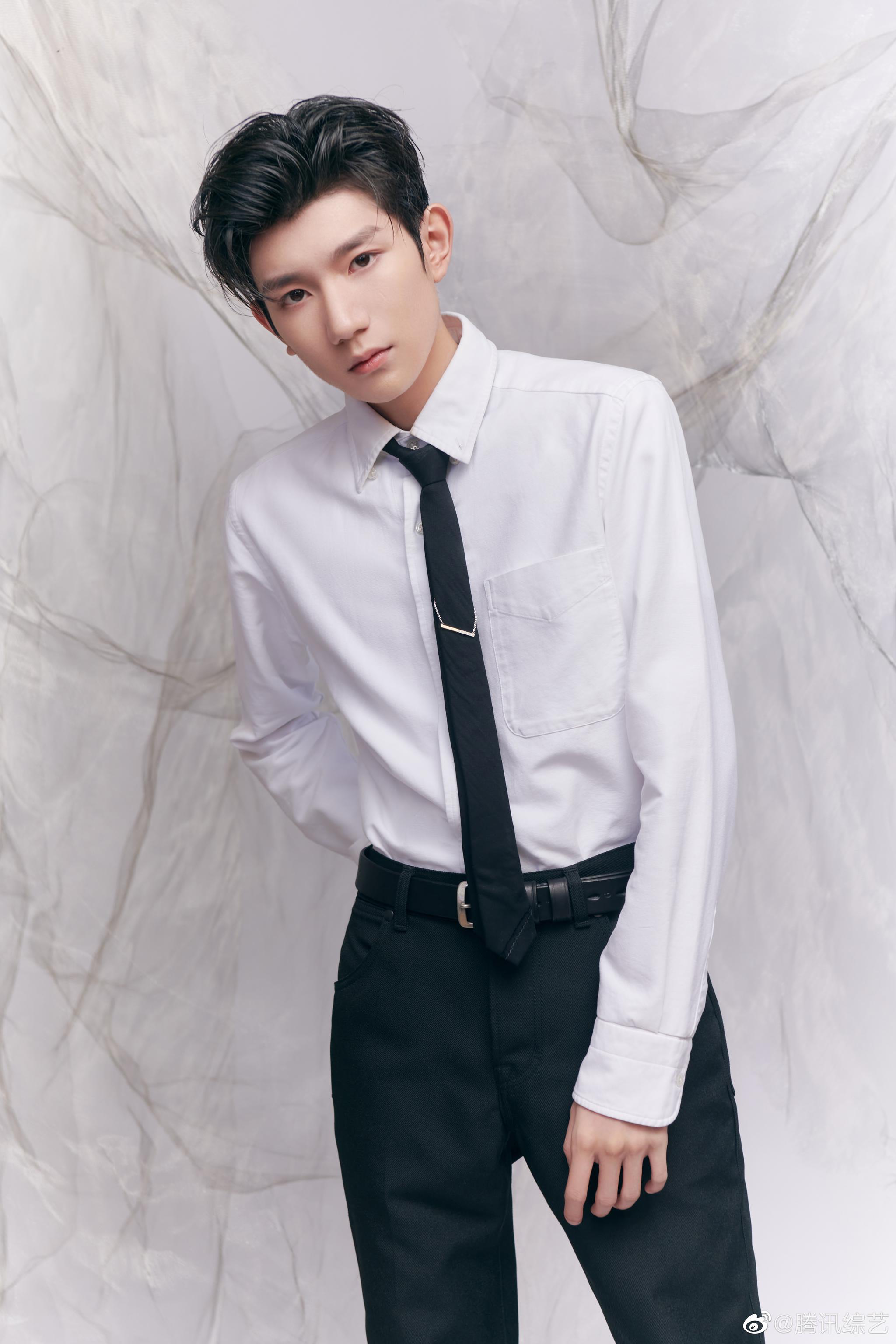 王源易碎的吻和滚烫的青春两首歌曲