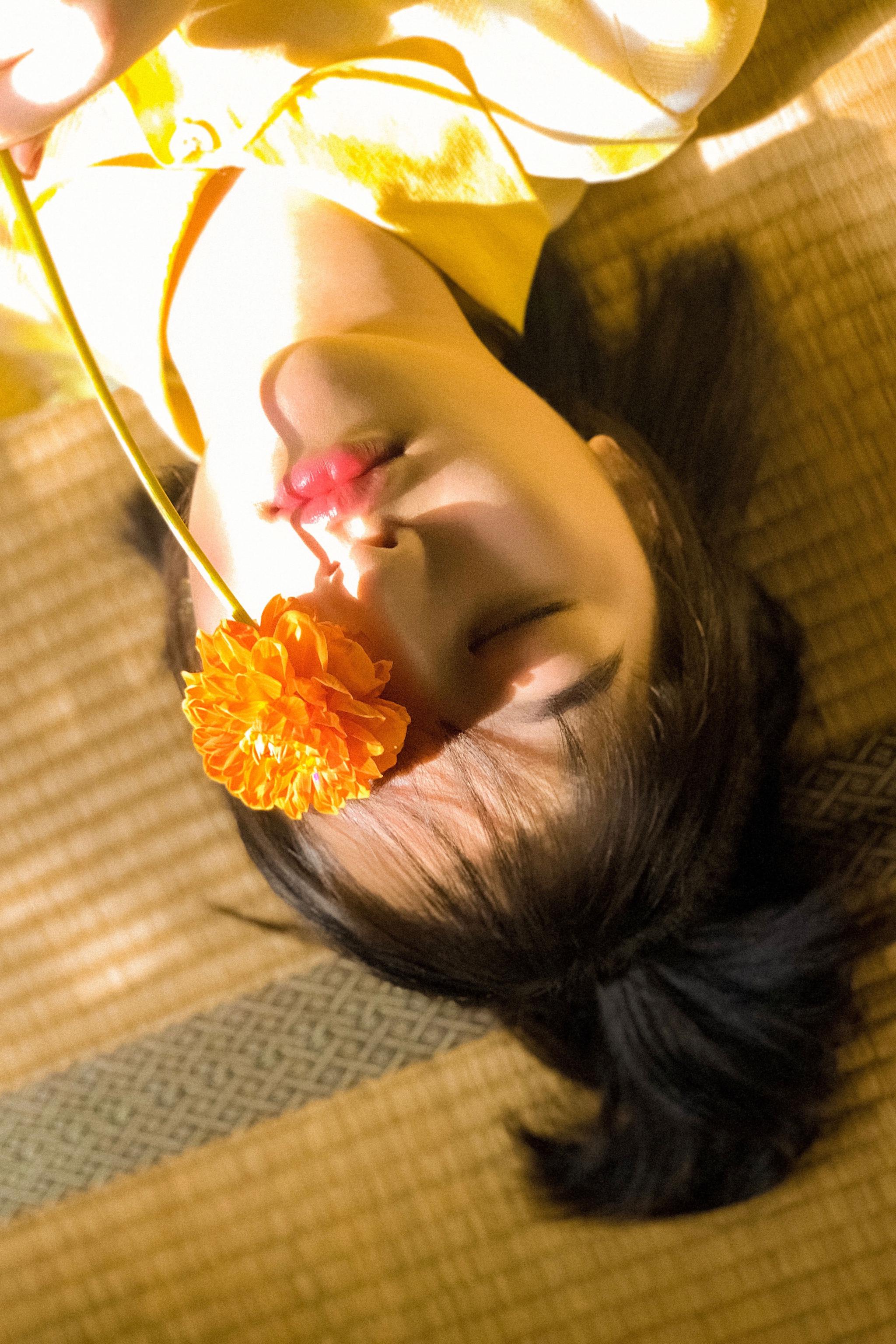 夏日元气少女邓恩熙上线手执花朵悠闲置身于窗前