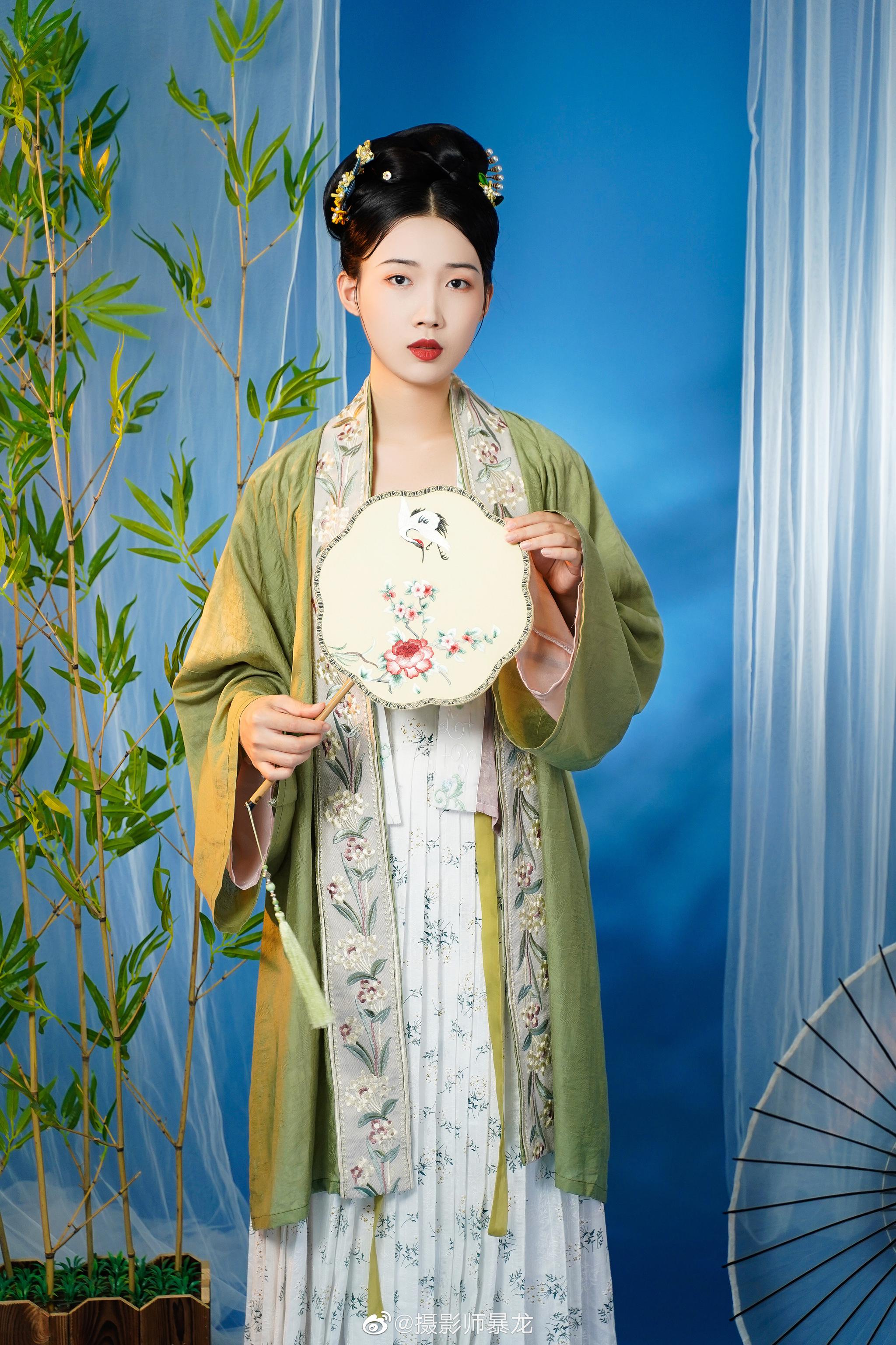 蓝色色调主题的汉服棚拍喜欢吗?__财经头条