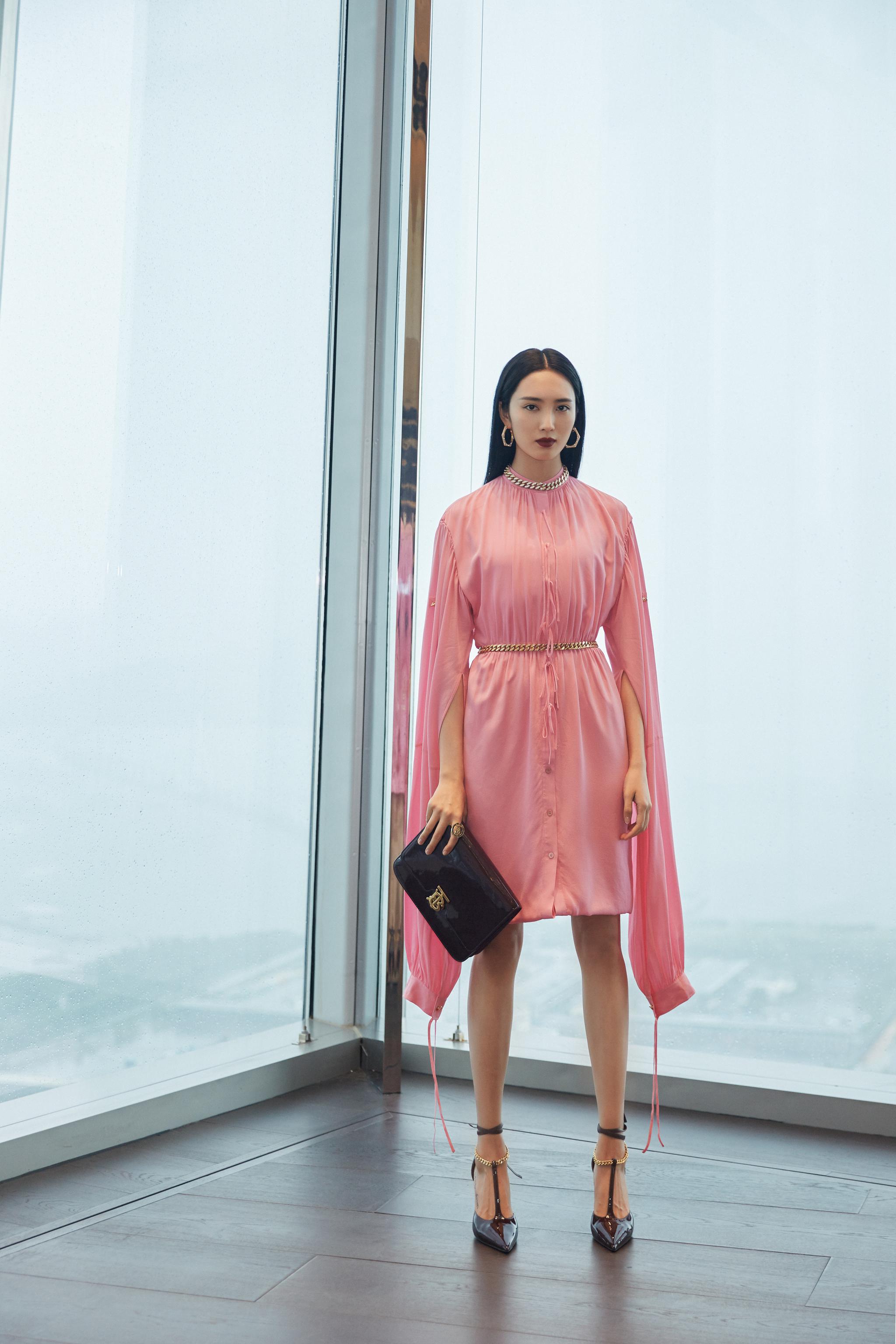 确认过眼神,是能驾驭芭比粉的人.独特的镂空翻折设计