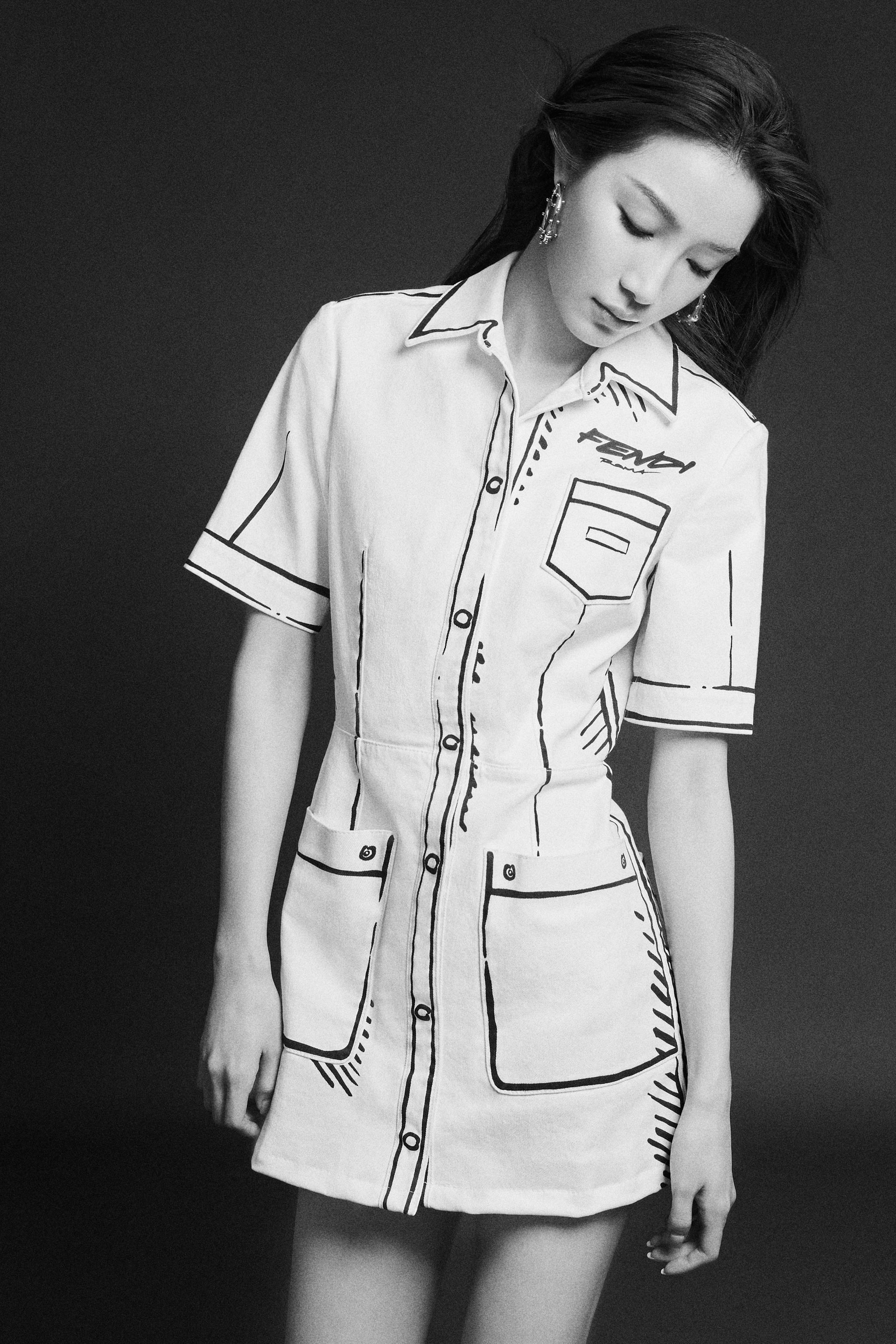 演员@张楠zz 公开最新黑白写真