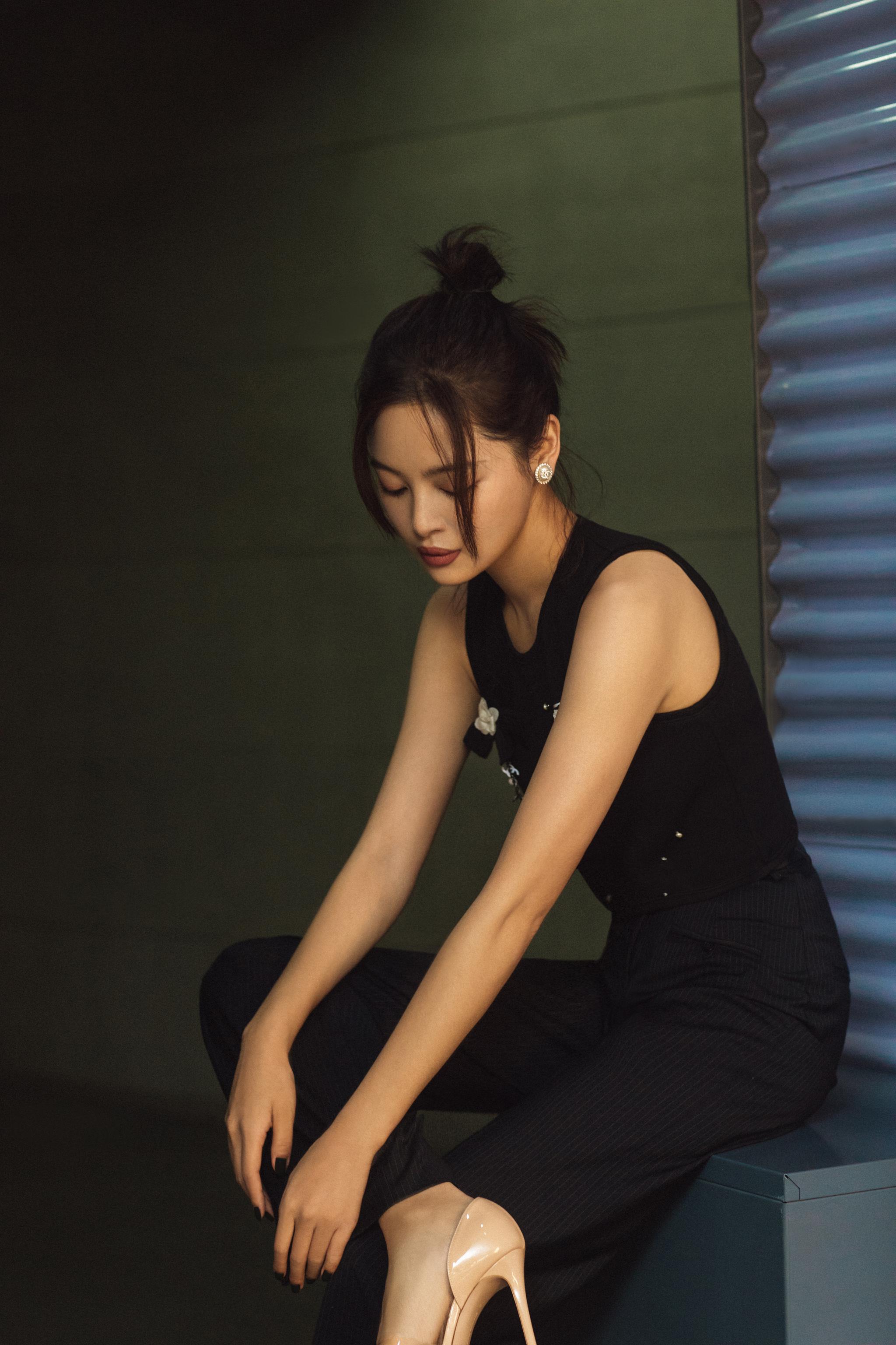 演员辛芷蕾以深邃黑色套装