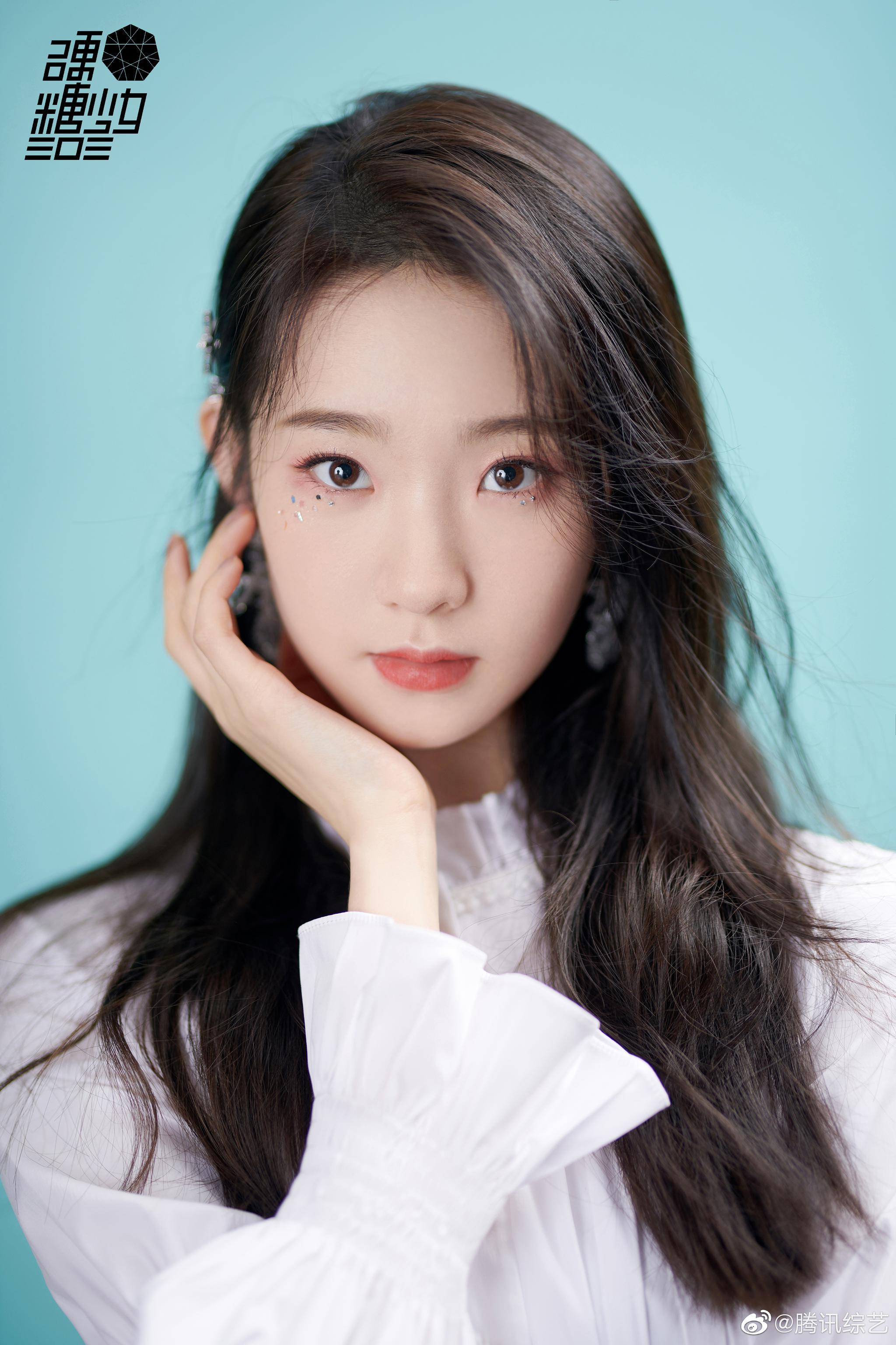 硬糖少女303纯白色系造型释放少女清新气息