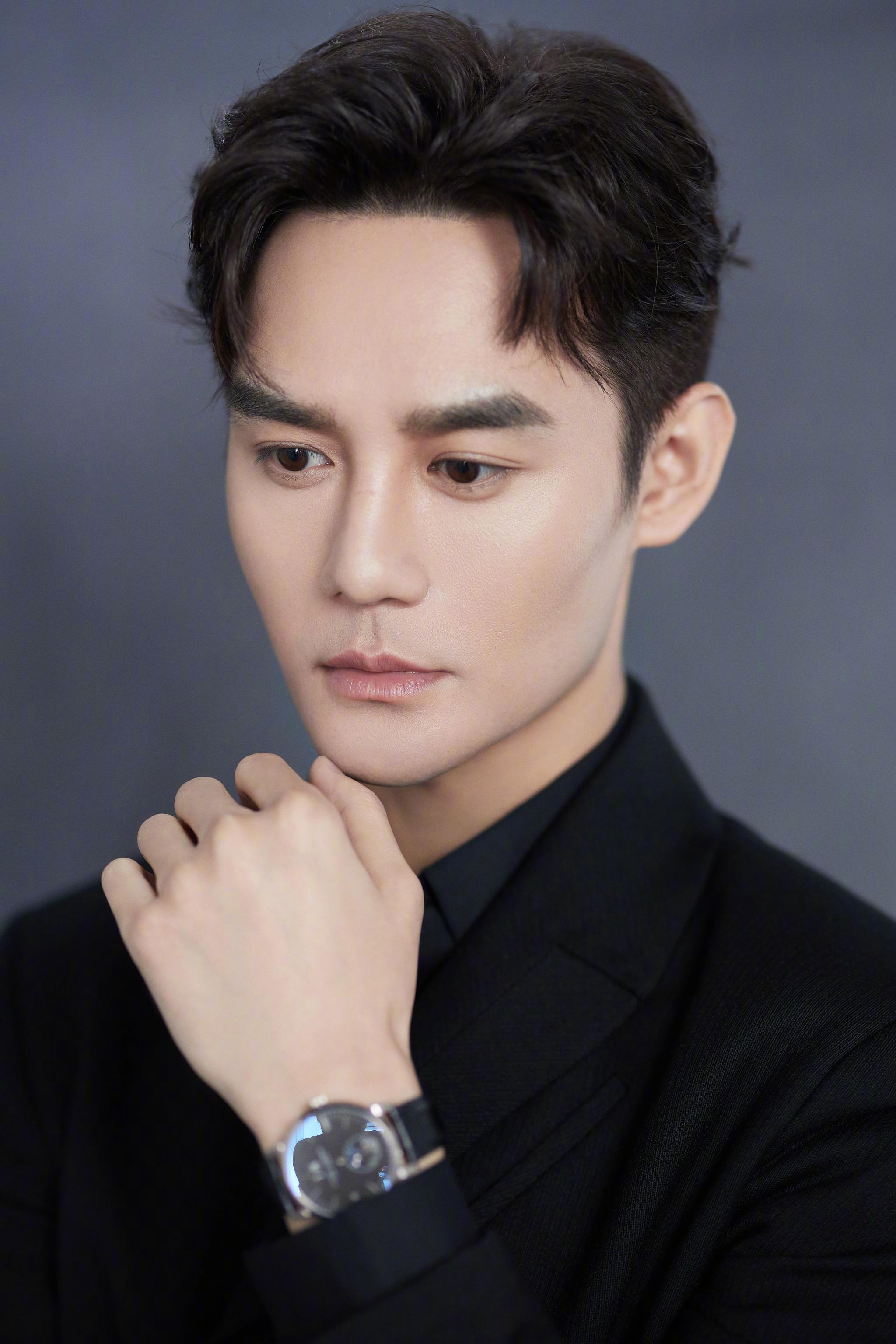 获得金鹰奖最佳男演员提名的@王凯kkw 今天选择了一套黑色斜领不规则