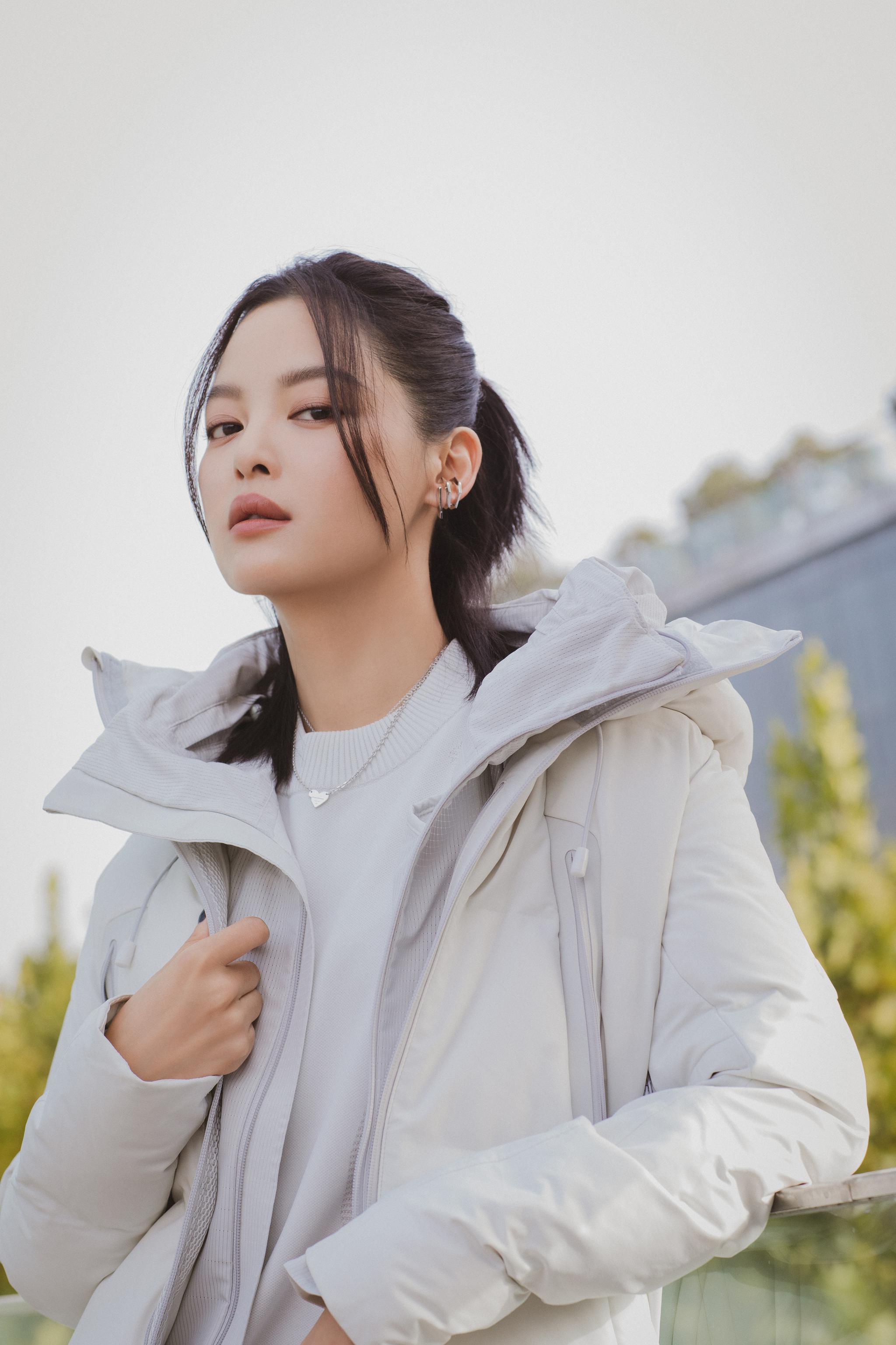 身穿黑白工装套装现身概念零售空间|descente|辛芷蕾_新浪新闻