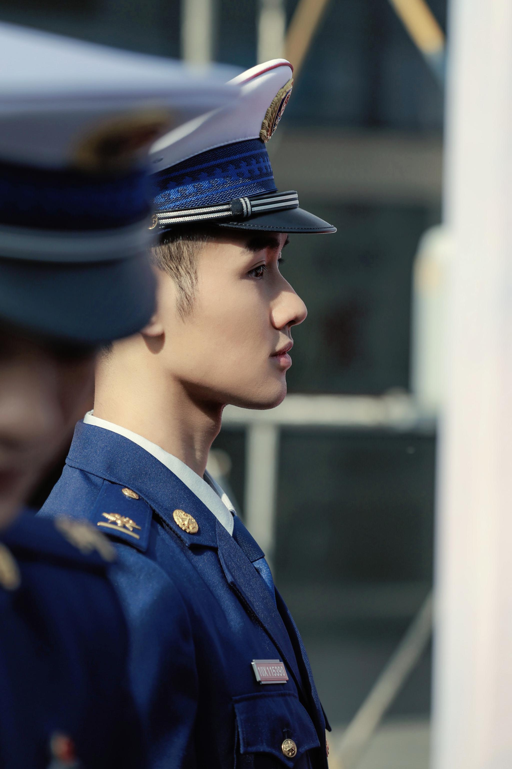 现身开机仪式,身着"火焰蓝"消防制服帅气亮相…………|陆宇鹏_新浪