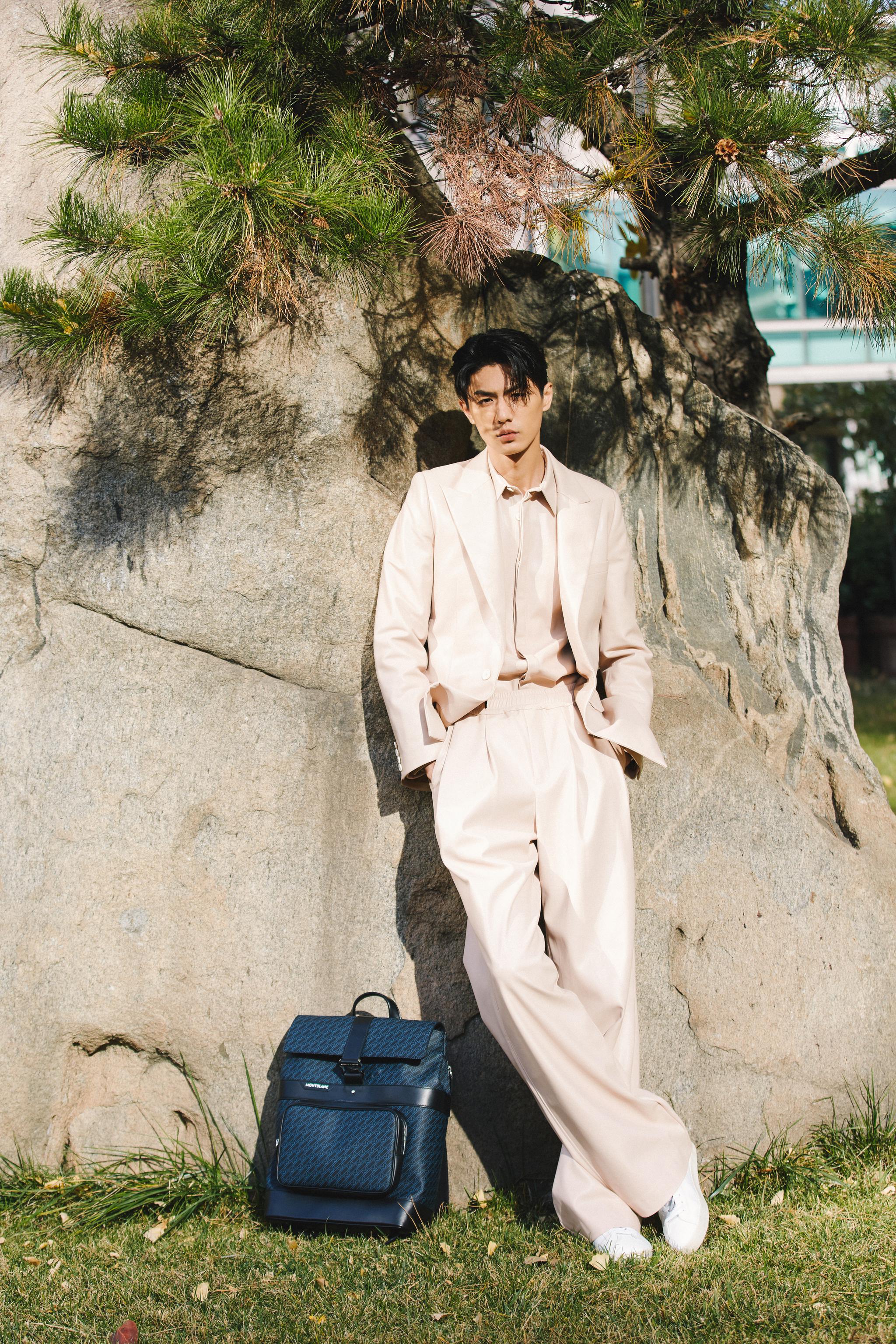 海报星图# @刘畅 浅色简约西装搭配时尚腕表,秋冬光影下衬托出精英