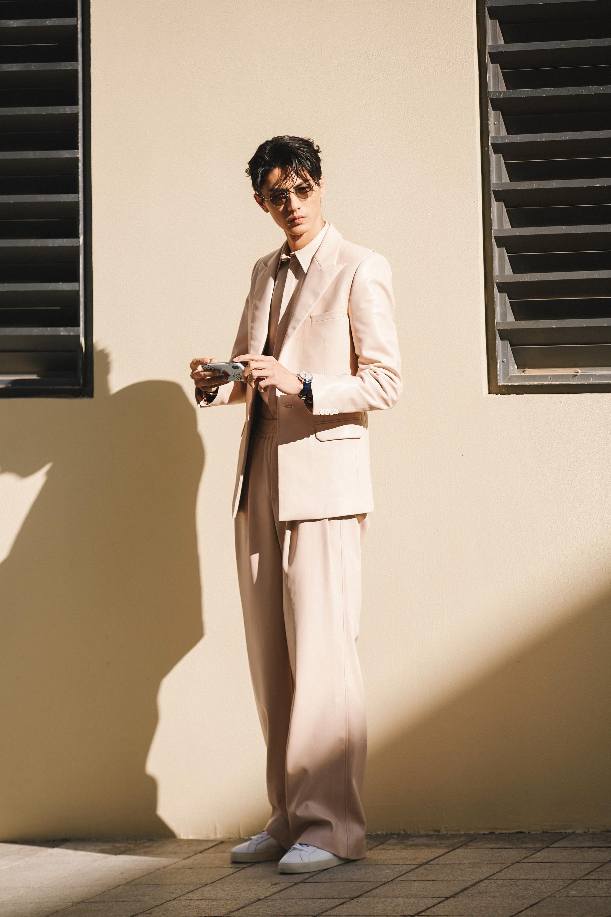 浅色简约西装搭配时尚腕表