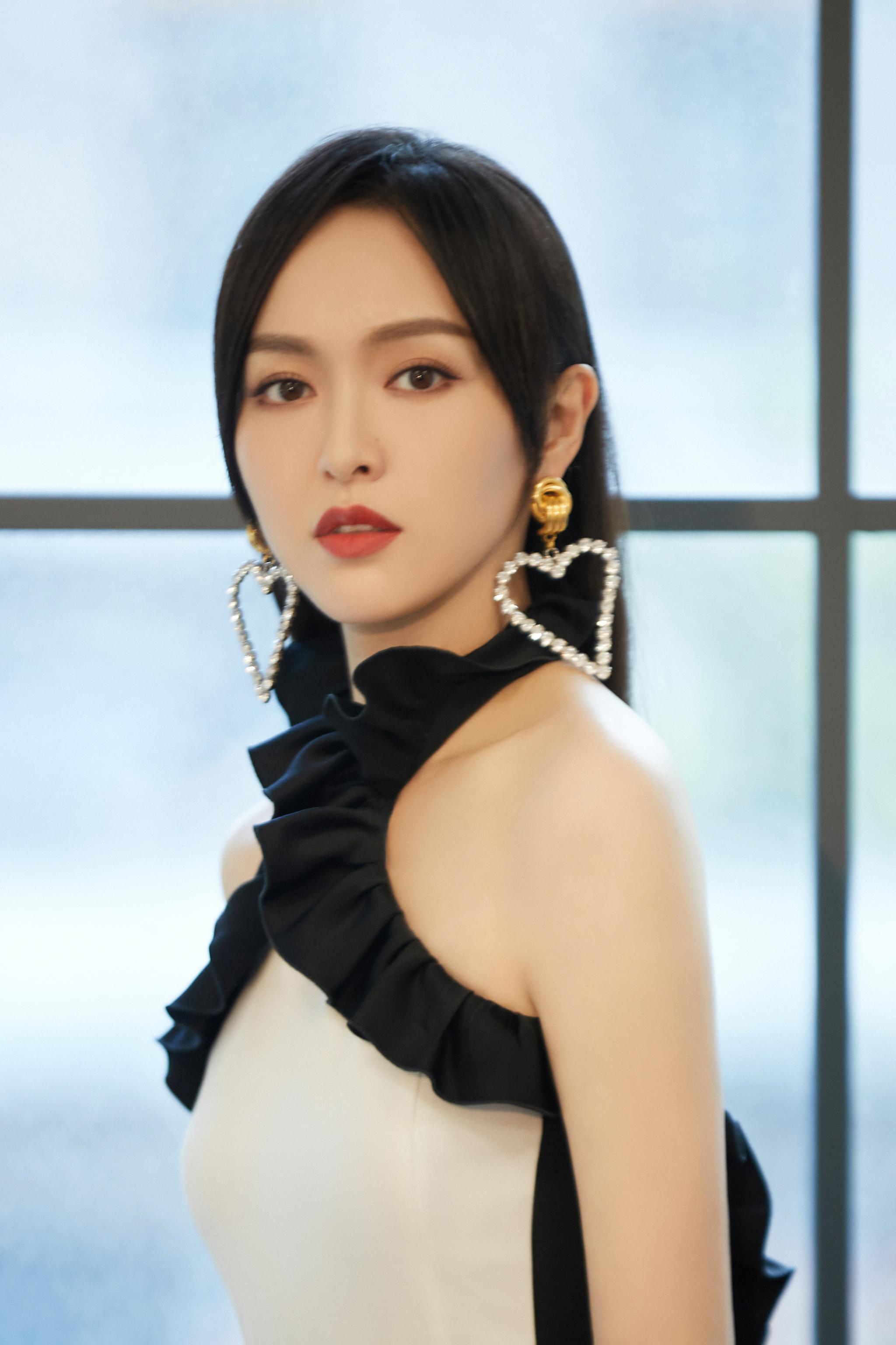 糖总@唐嫣 身穿复古金属腰封连体裤出席《燕云台》家宴发布会柔