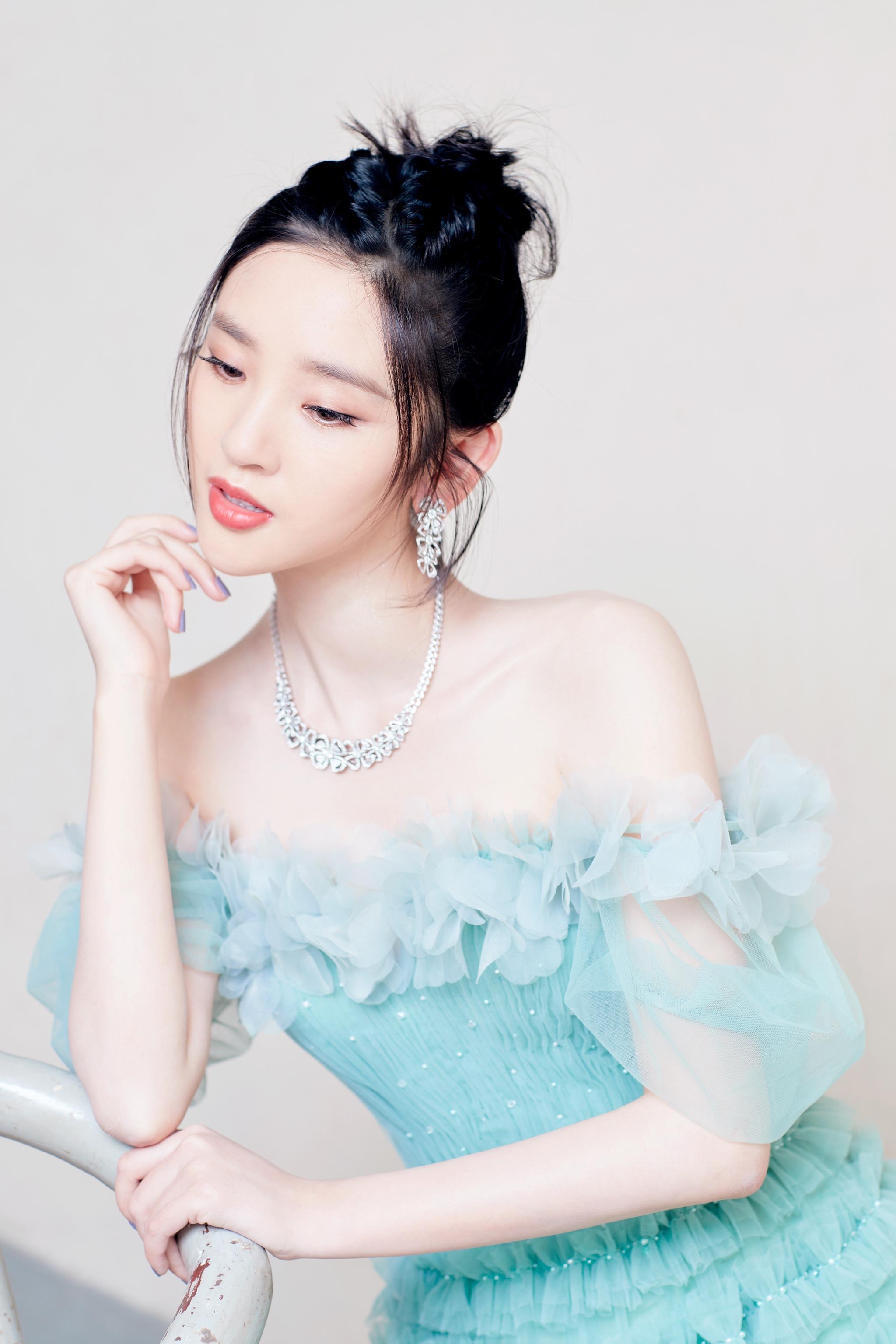 今日出席金鸡奖开幕式…………|唐艺昕_新浪新闻