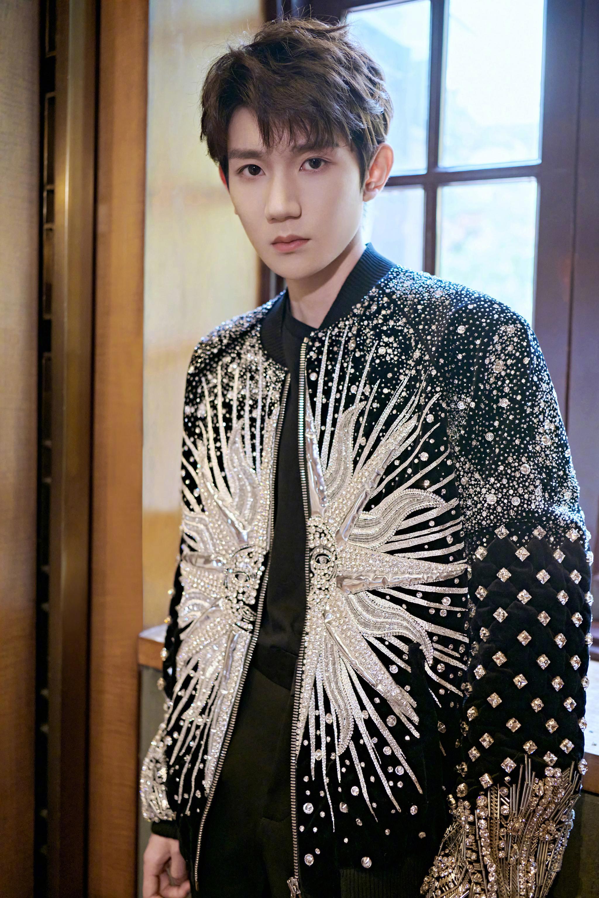 tfboys-王源 《我们的歌》节目造型,黑色满钻外套闪光耀眼