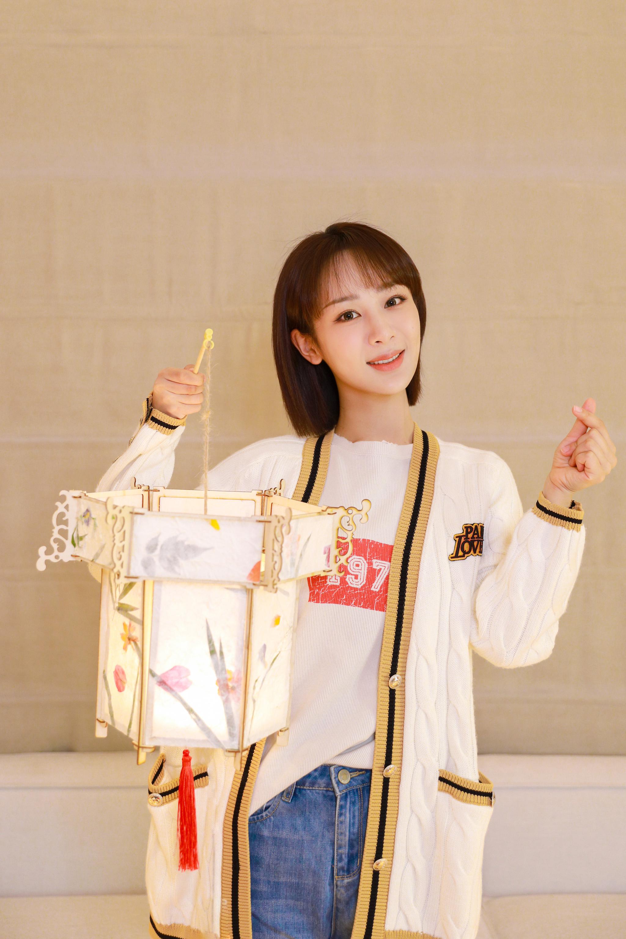 元宵佳节,月圆高悬,送上@杨紫 的花灯祝福,愿光明随行