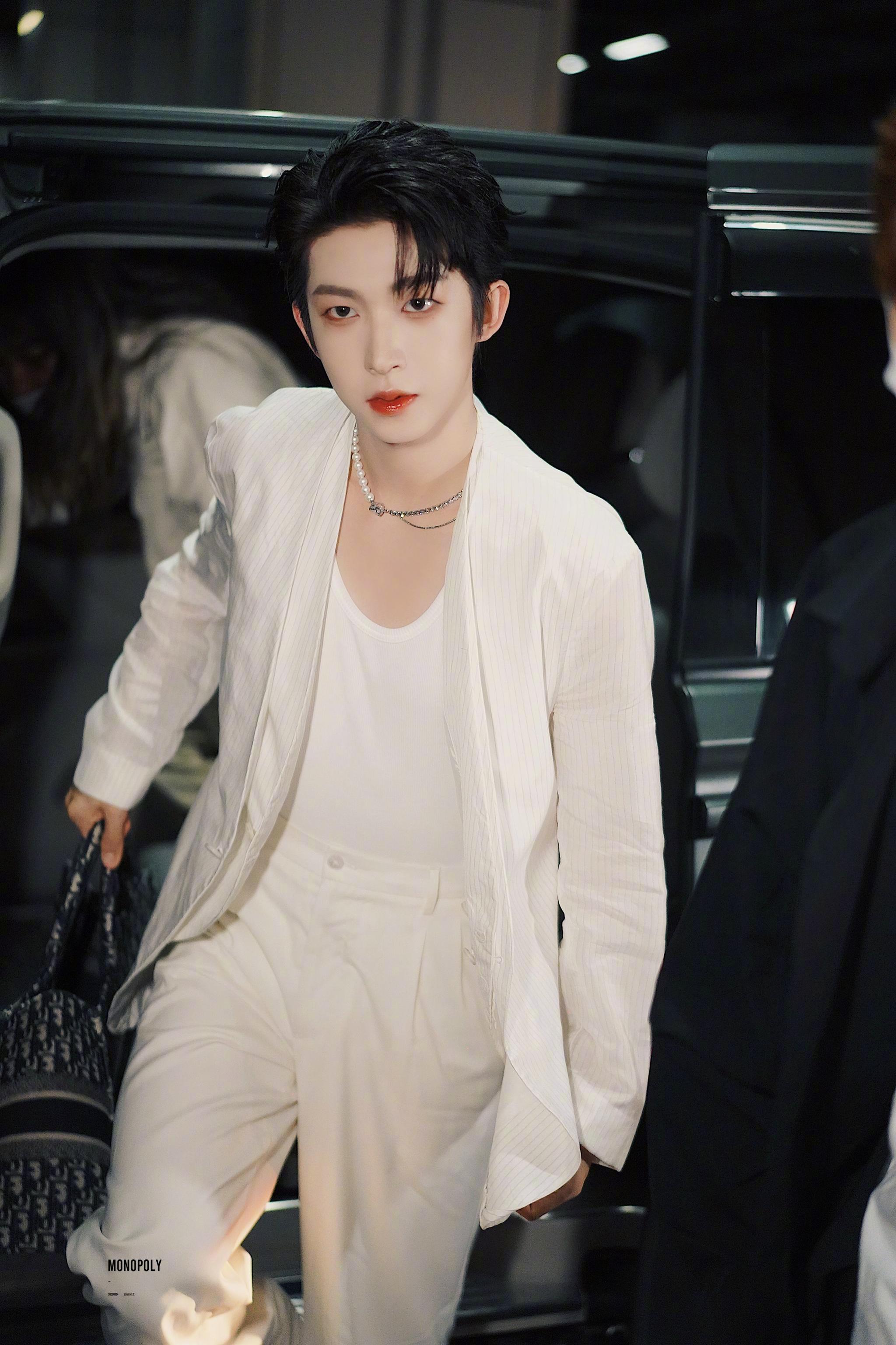 刘宇直播造型!拜托这也太帅了,甜c今天又酷帅酷帅的!